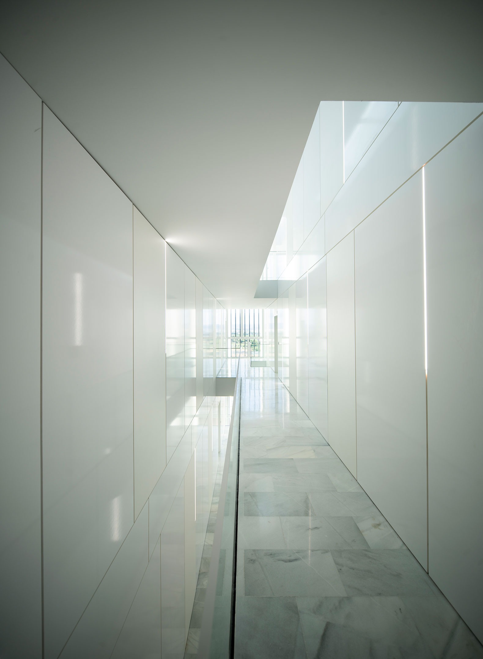Edificio Residencial Alborada en Granada por Alejandro Muñoz Miranda. Fotografía por Javier Callejas Sevilla. Edificio Residencial Alborada en Granada por Alejandro Muñoz Miranda. Fotografía por Javier Callejas Sevilla.