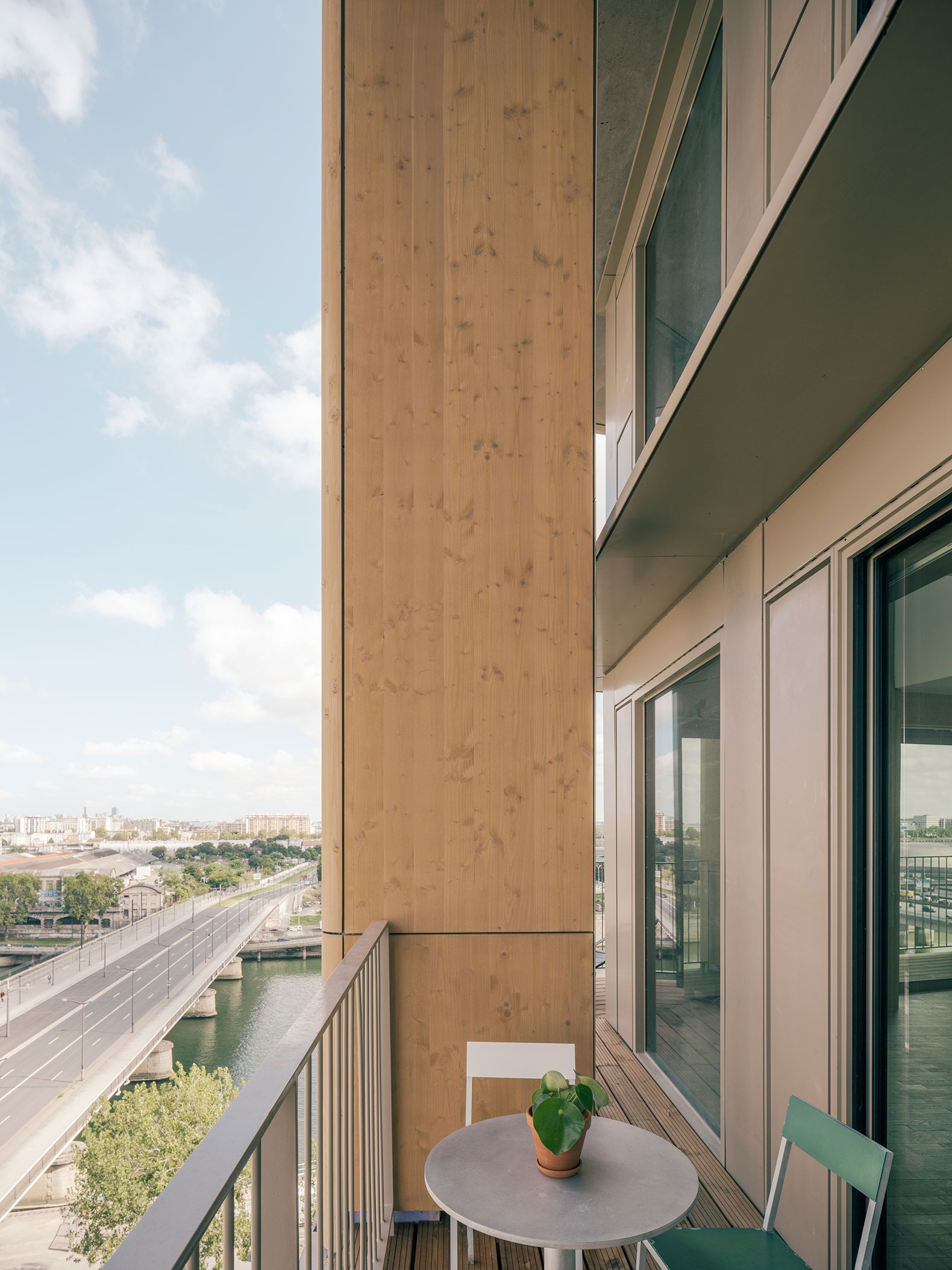 Torre Wood Up por LAN. Fotografía por Charly Broyez. Torre Wood Up por LAN. Fotografía por Charly Broyez.