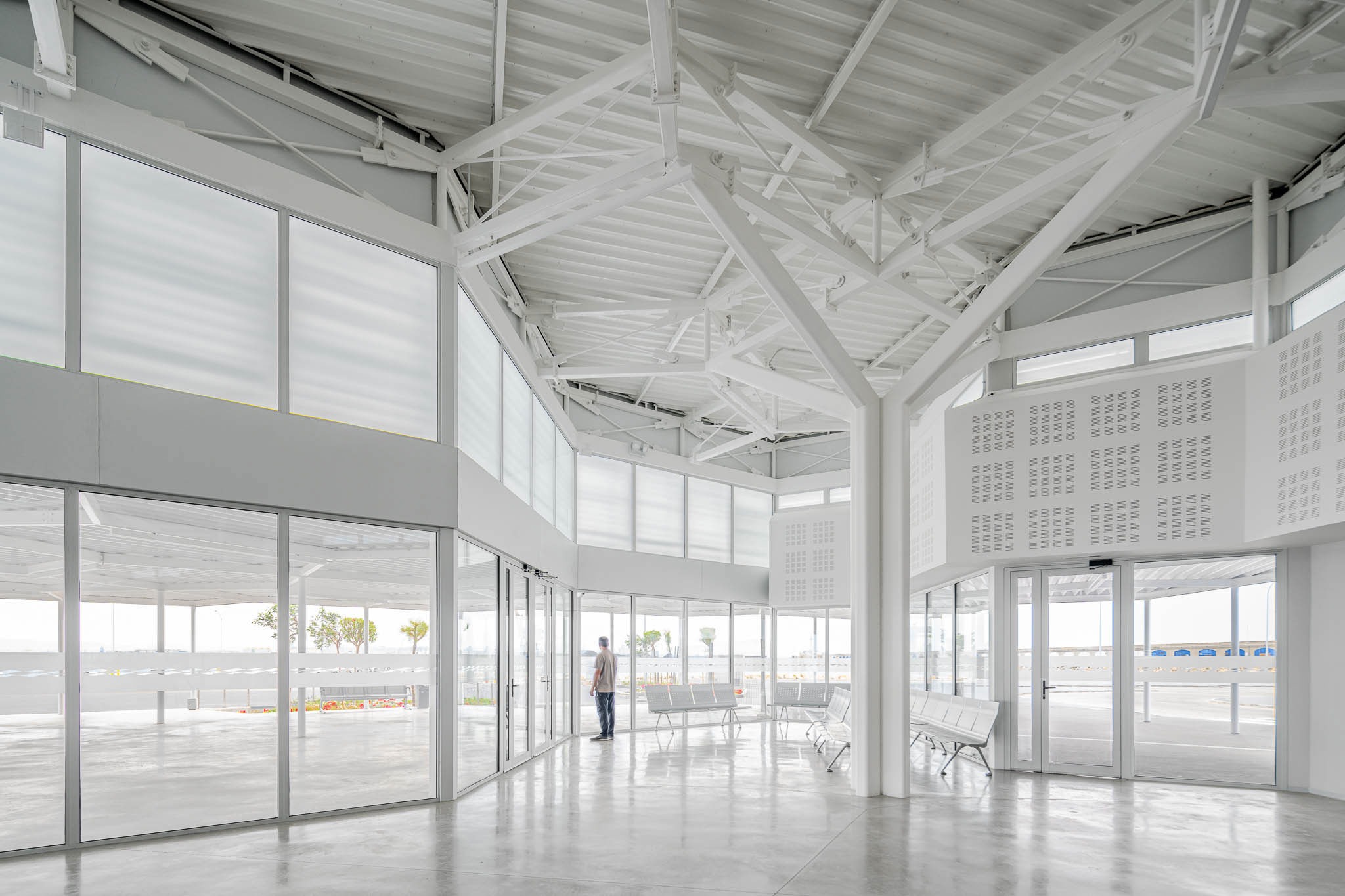 Terminal pública de pasajeros de Tarragona por Hombre de Piedra Arquitectos. Fotografía por Simón García. Terminal pública de pasajeros de Tarragona por Hombre de Piedra Arquitectos. Fotografía por Simón García.