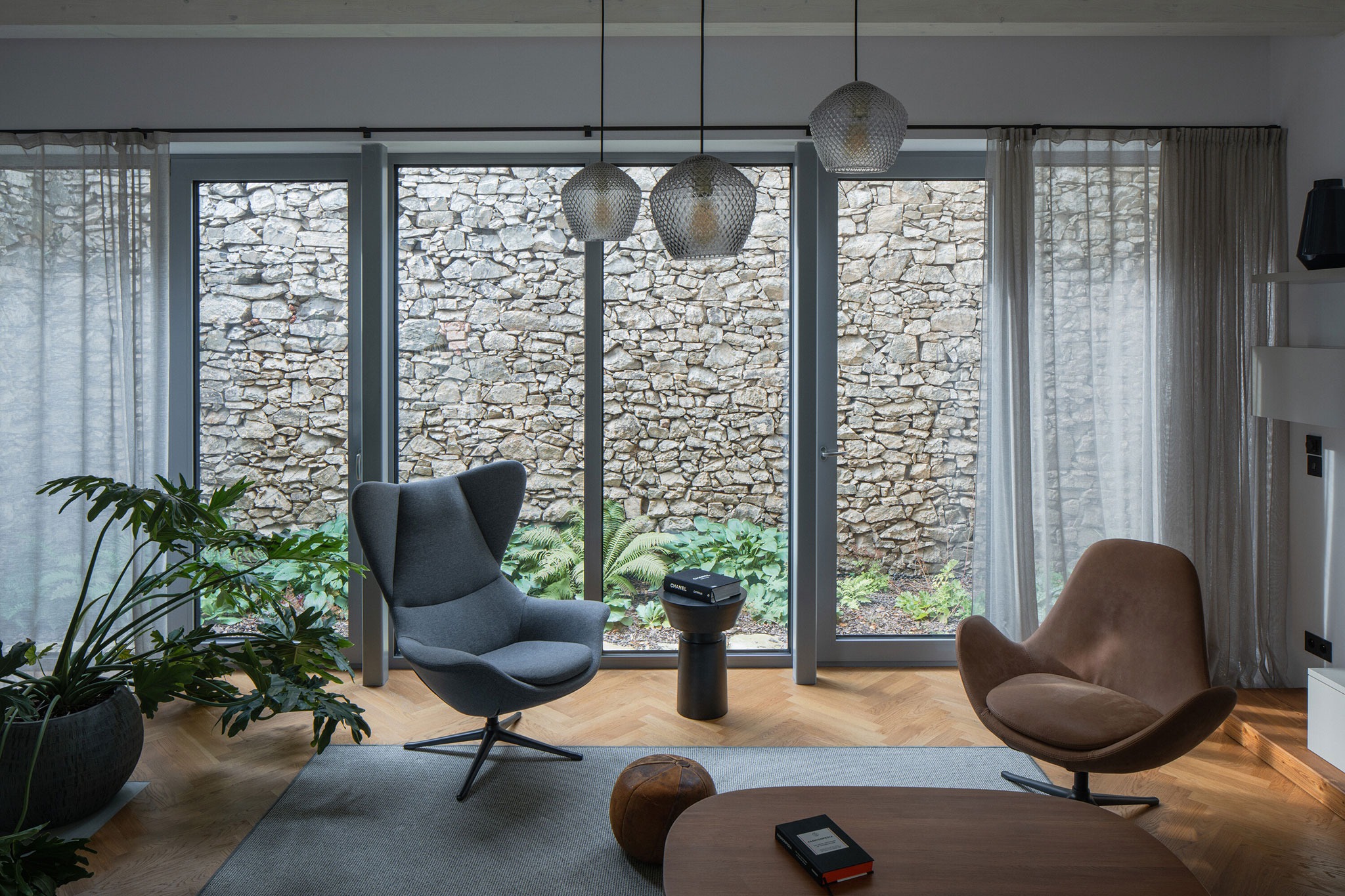 «El granero olvidado» por Karnet architekti. Fotografía por Petr Polák. «El granero olvidado» por Karnet architekti. Fotografía por Petr Polák.