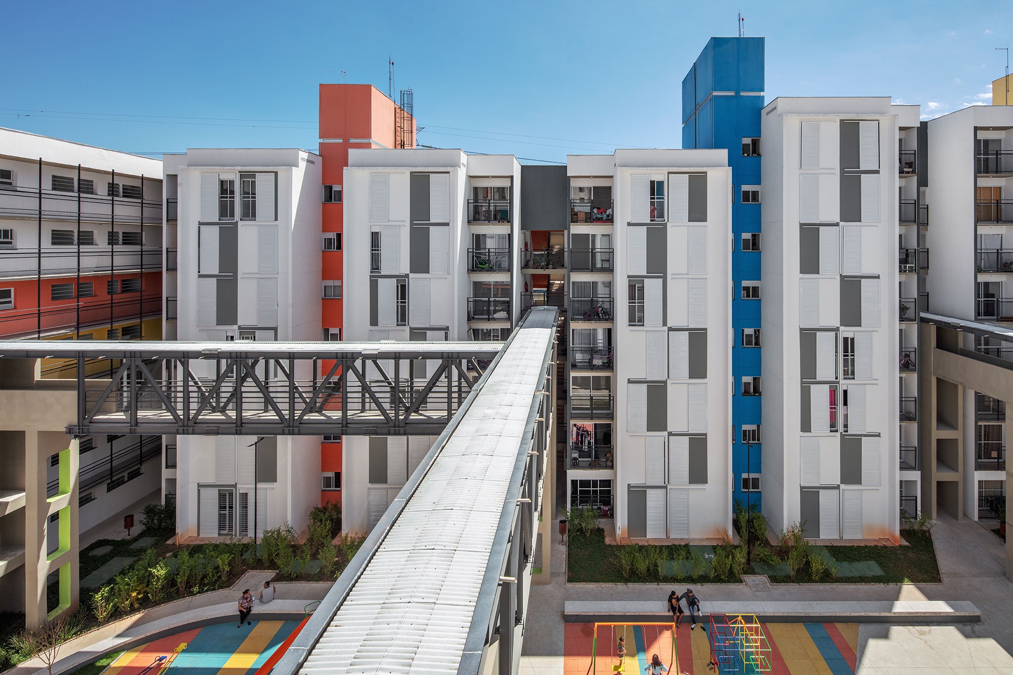 Nuevo bloque para el complejo de viviendas Heliópolis por Biselli Katchborian Arquitetos Associados. Fotografia por Nelson Kon.