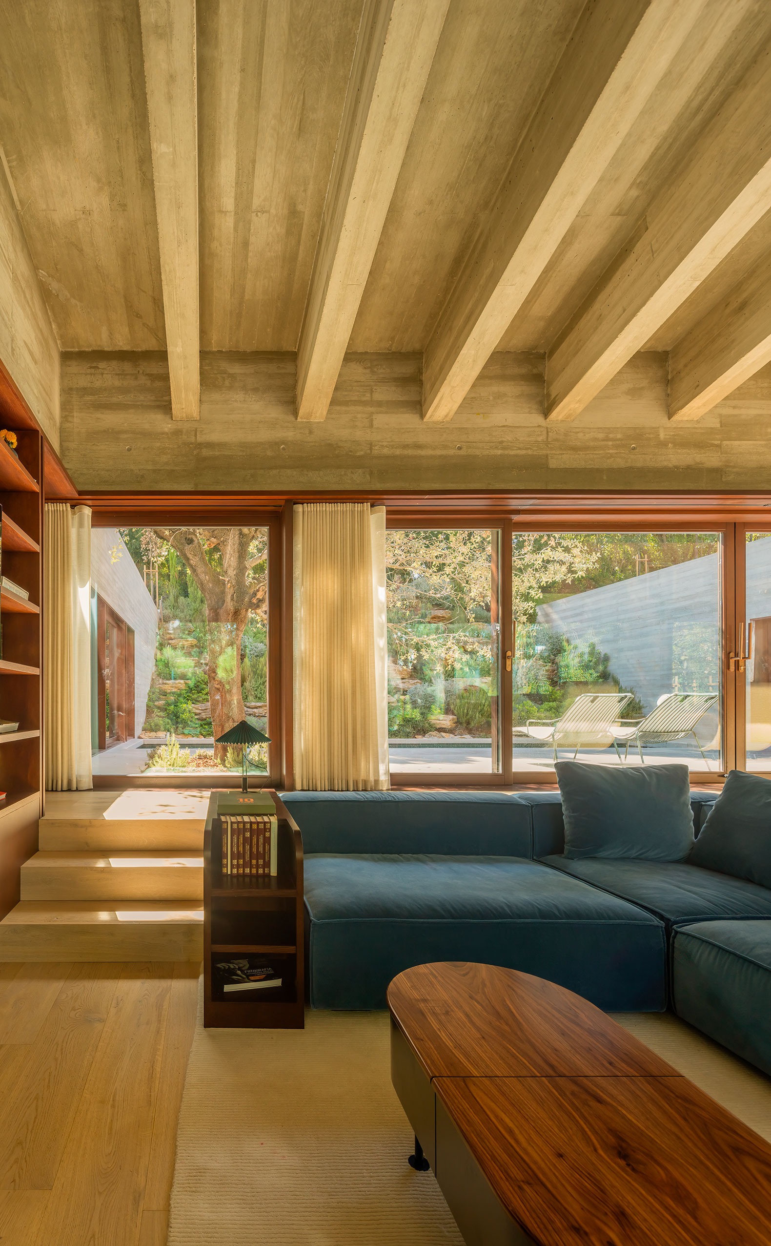 Casa Oeiras por OODA. Fotografía por Fernando Guerra | FG+SG. Casa Oeiras por OODA. Fotografía por Fernando Guerra | FG+SG.