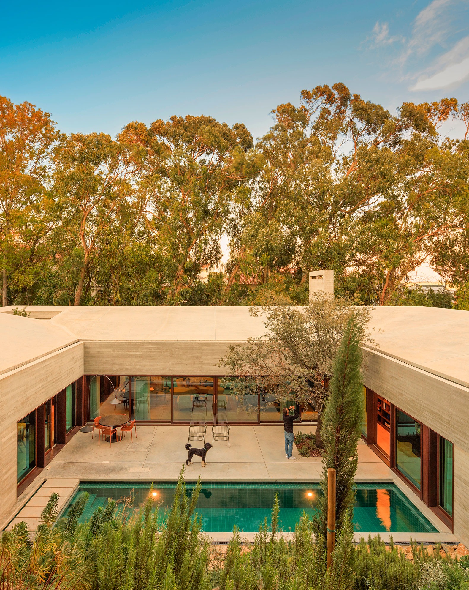 Casa Oeiras por OODA. Fotografía por Fernando Guerra | FG+SG. Casa Oeiras por OODA. Fotografía por Fernando Guerra | FG+SG.