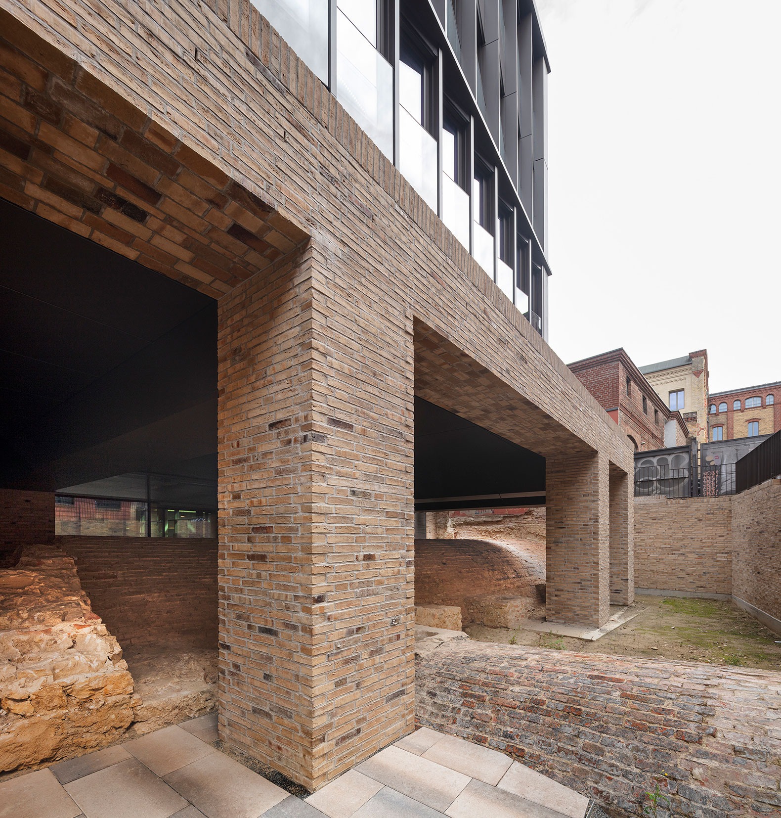 Edificio de oficinas SAB por Tchoban Voss Architekten. Fotografía por HG Esch. Edificio de oficinas SAB por Tchoban Voss Architekten. Fotografía por HG Esch.