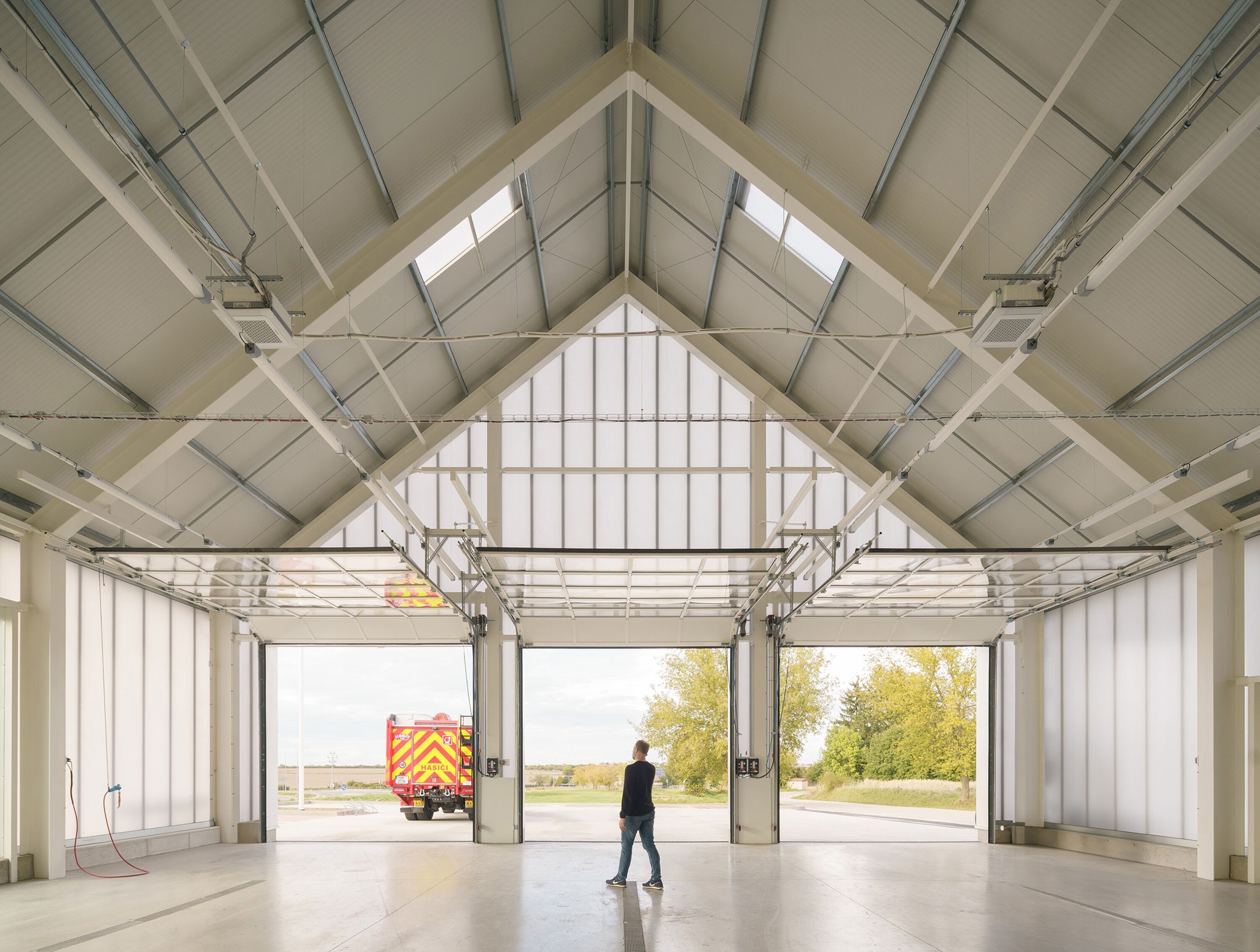 Estación de Bomberos Jirčany por SOA architekti. Fotografía por Alex Shoots Buildings. Estación de Bomberos Jirčany por SOA architekti. Fotografía por Alex Shoots Buildings.