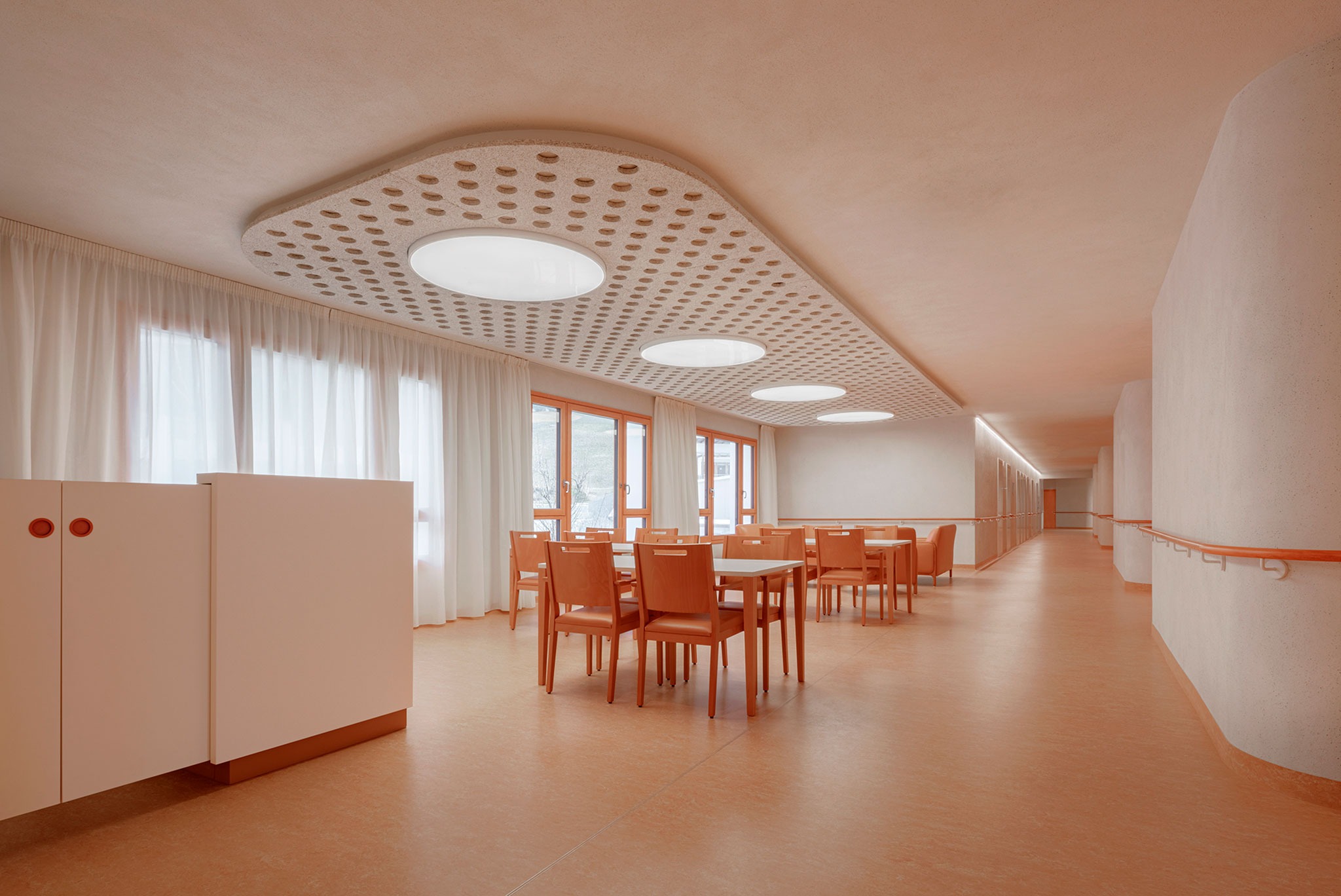 Residencia de ancianos Santa Bárbara por Pedevilla Architects. Fotografía por Gustav Willeit.