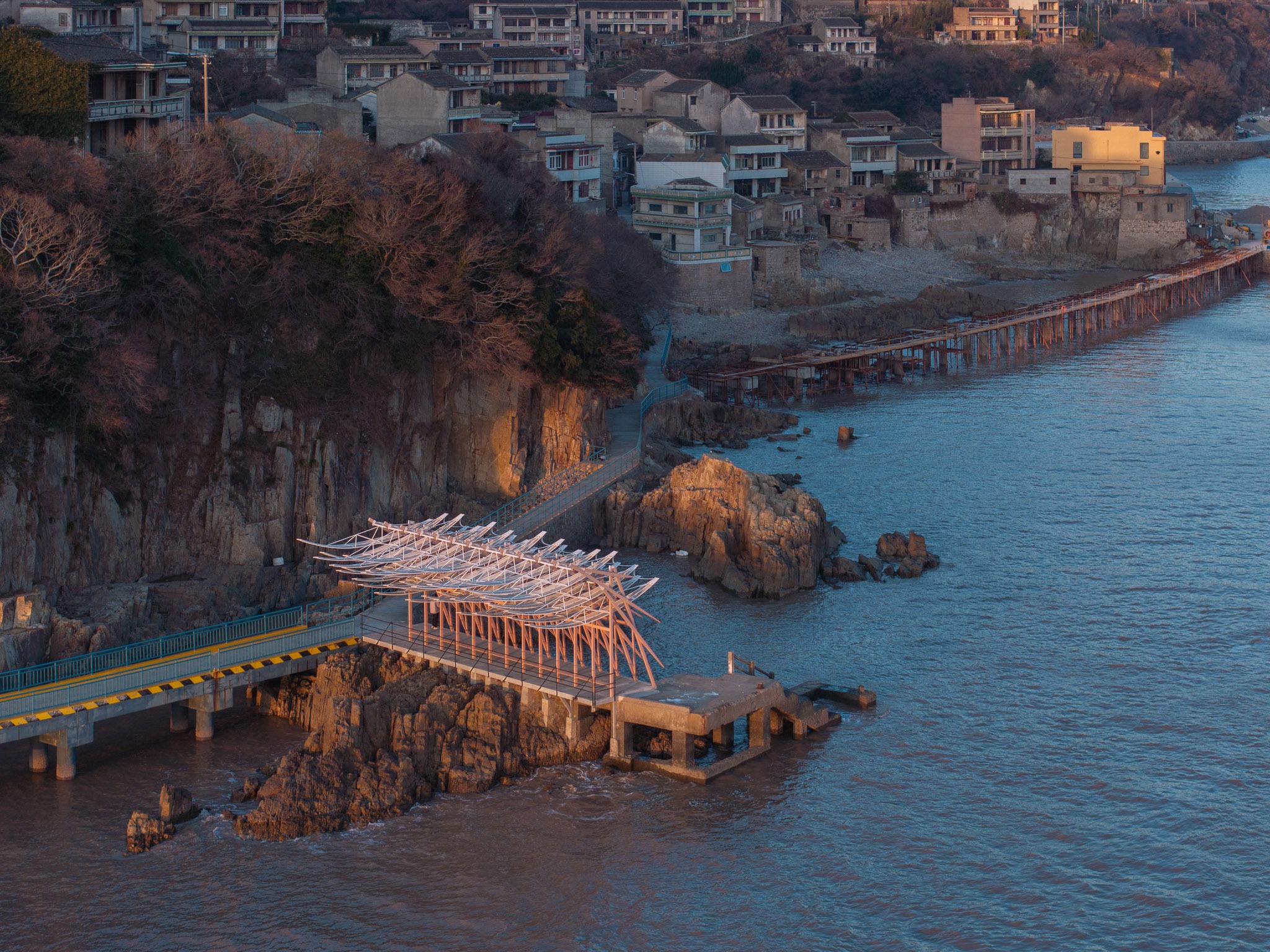 The Seaside Pavilion by GN Architects. Photograph by Tian Fangfang. The Seaside Pavilion by GN Architects. Photograph by Tian Fangfang.