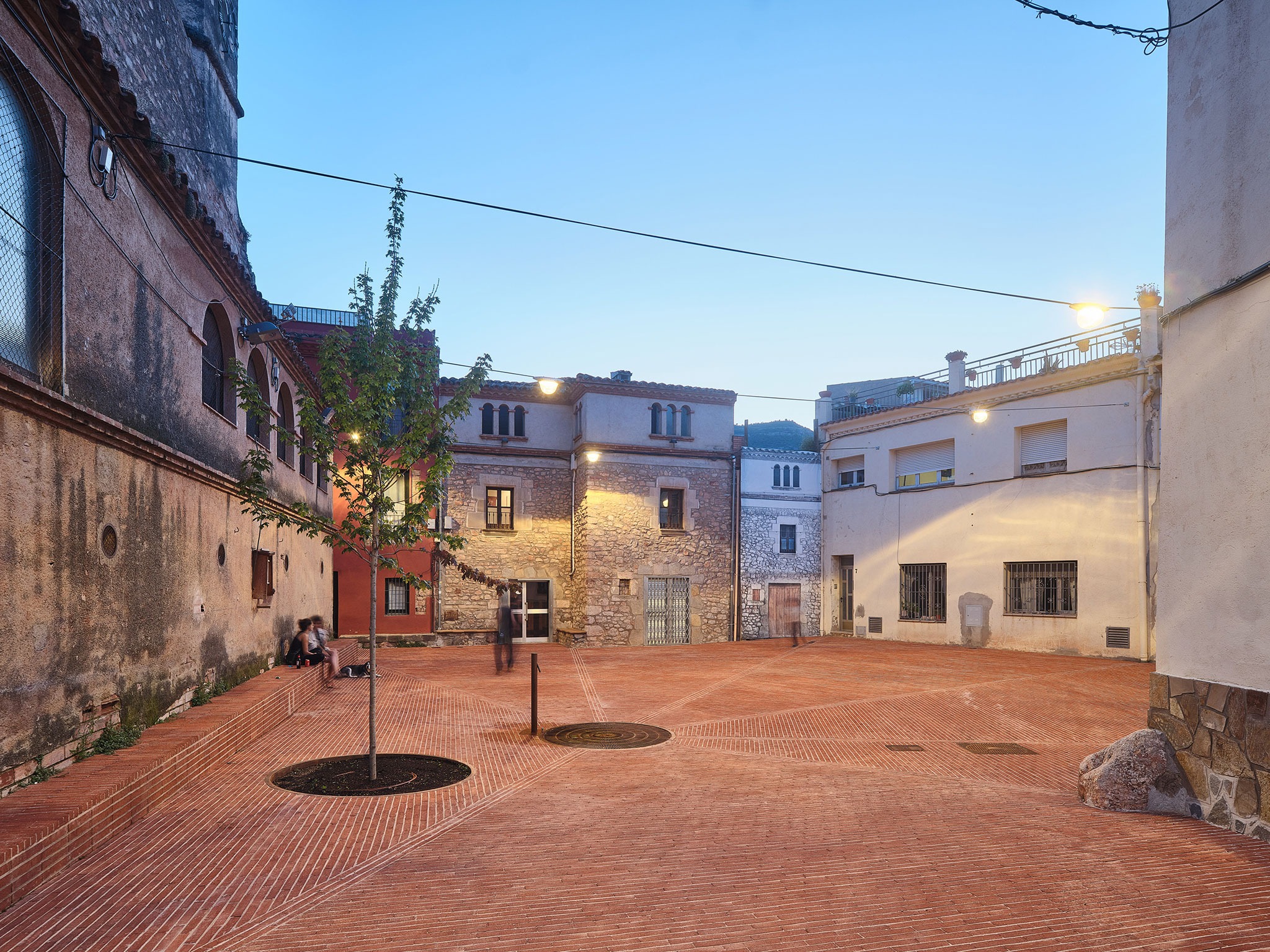 Riells square by Comas-Pont arquitectes. Photography by Adrià Goula. Riells square by Comas-Pont arquitectes. Photography by Adrià Goula.