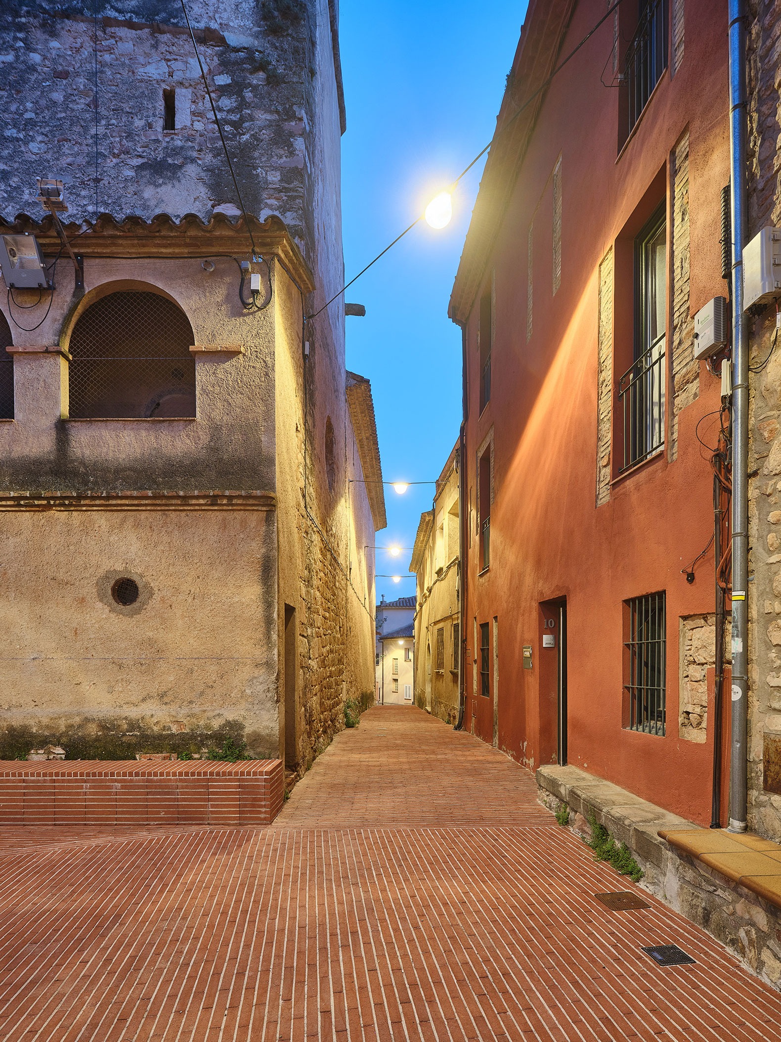 Riells square by Comas-Pont arquitectes. Photography by Adrià Goula. Riells square by Comas-Pont arquitectes. Photography by Adrià Goula.