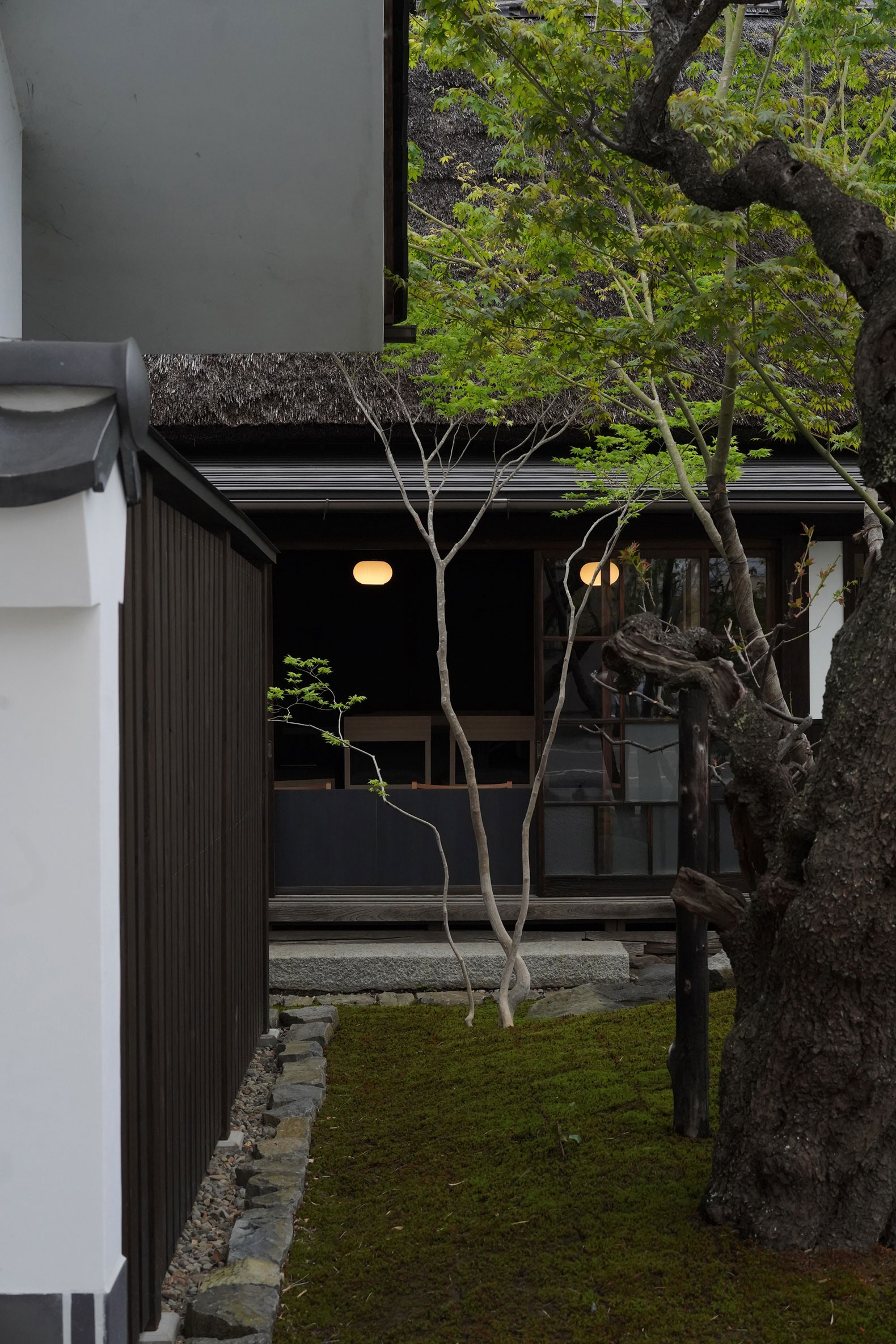 Renovation Project of an old house with thatched roof by Shotaro Oshima. Photograph by S.Kaimai. Renovation Project of an old house with thatched roof by Shotaro Oshima. Photograph by S.Kaimai.