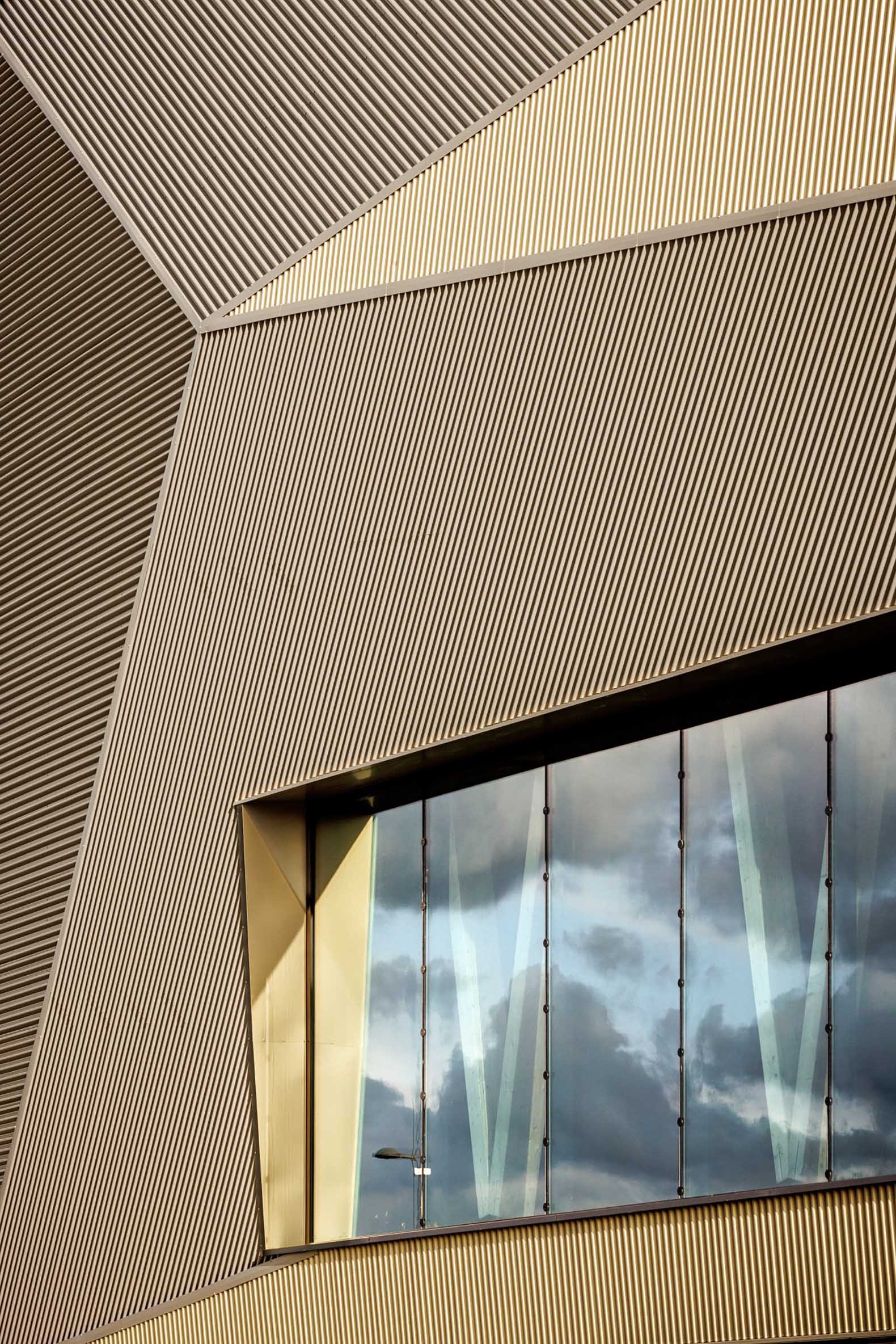 Complexe sportif Nikola Karabatic by Atelier Aconcept. Photograph by 11h45. Complexe sportif Nikola Karabatic by Atelier Aconcept. Photograph by 11h45.