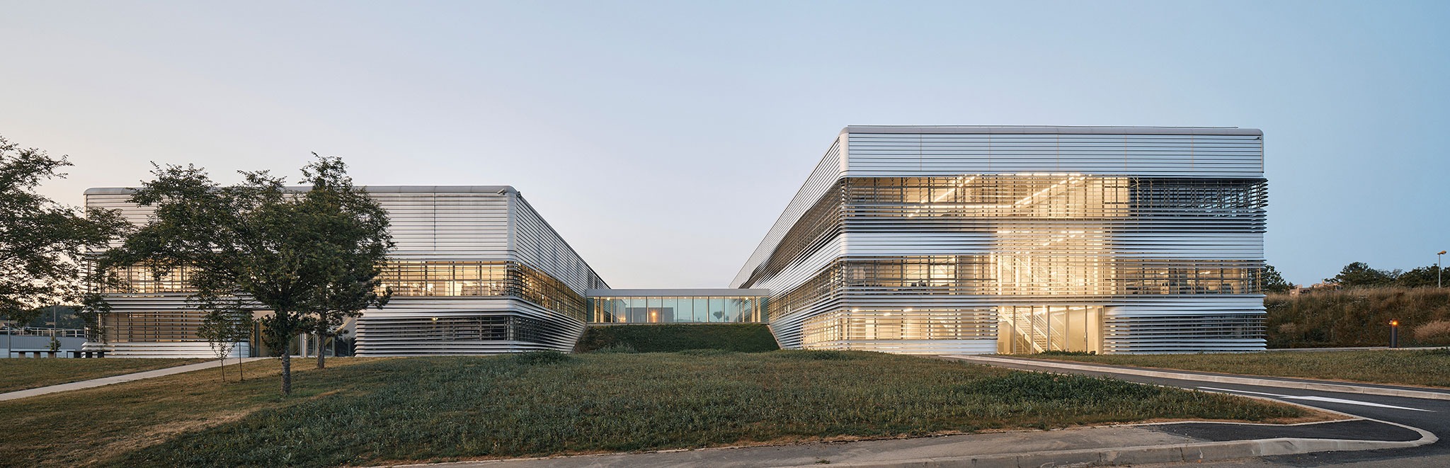 Sophysa Neurosurgical Implants Production Unit by MÉTRA+ASSOCIÉS. Photograph by Epaillard + Machado. Sophysa Neurosurgical Implants Production Unit by MÉTRA+ASSOCIÉS. Photograph by Epaillard + Machado.