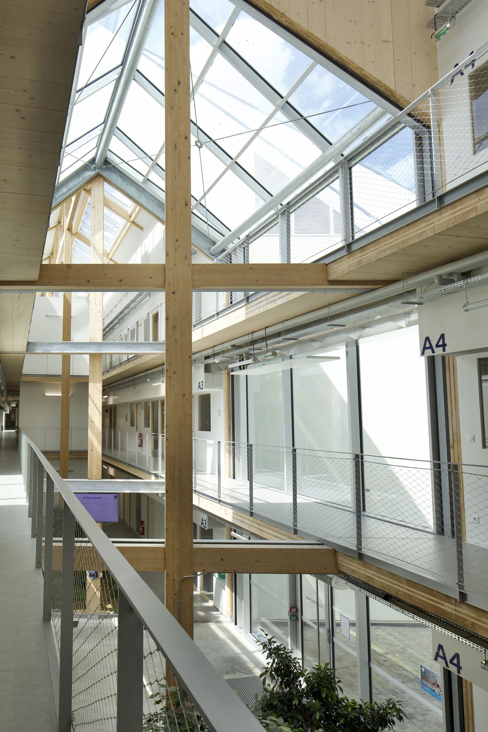 Shopping centre and residences in Besançon by MÉTRA+ASSOCIÉS. Photography by Philippe Ruault. Shopping centre and residences in Besançon by MÉTRA+ASSOCIÉS. Photography by Philippe Ruault.