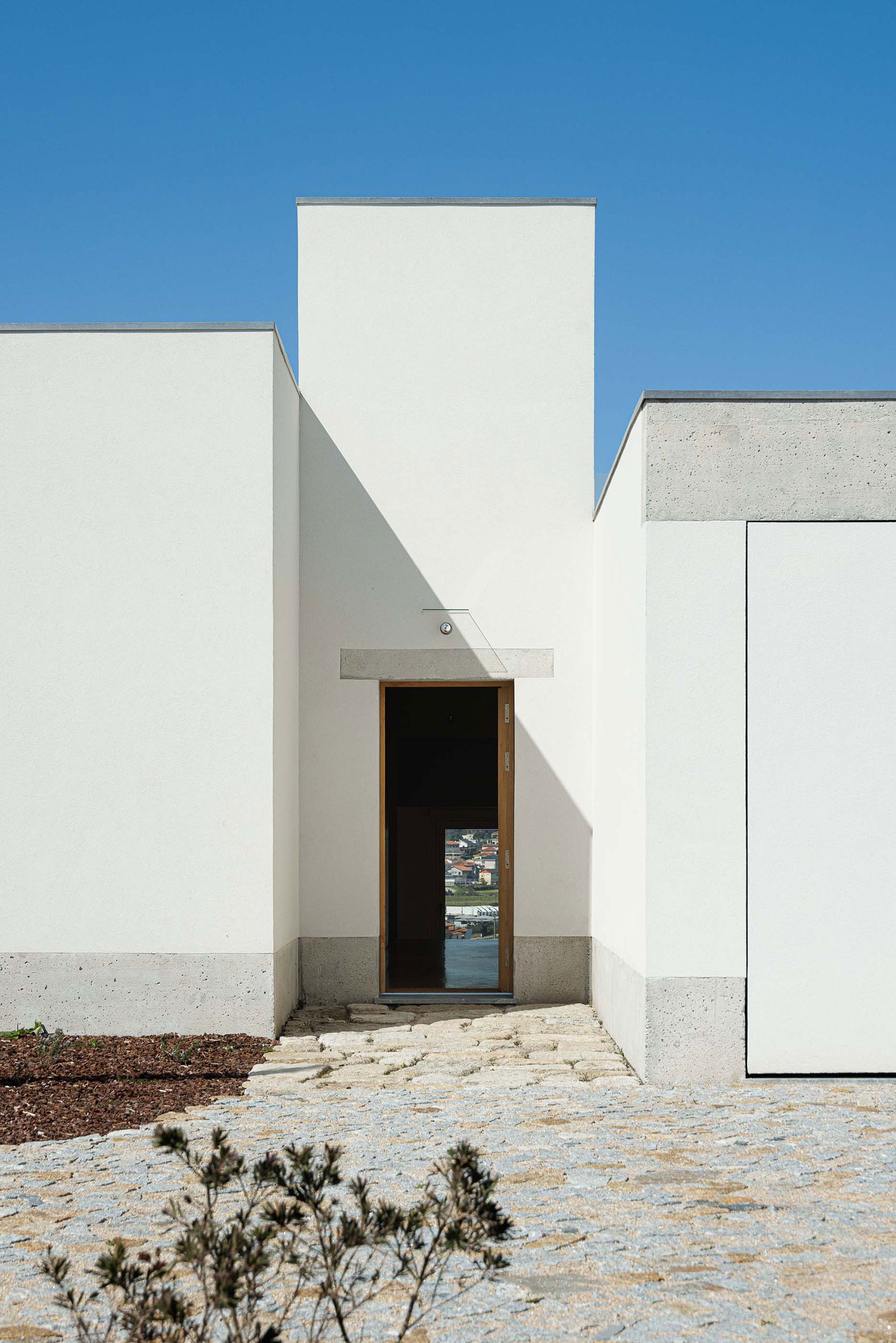 Pedrantil House by Helder da Rocha Arquitectos. Photograph by Ivo Tavares Studio. Pedrantil House by Helder da Rocha Arquitectos. Photograph by Ivo Tavares Studio.
