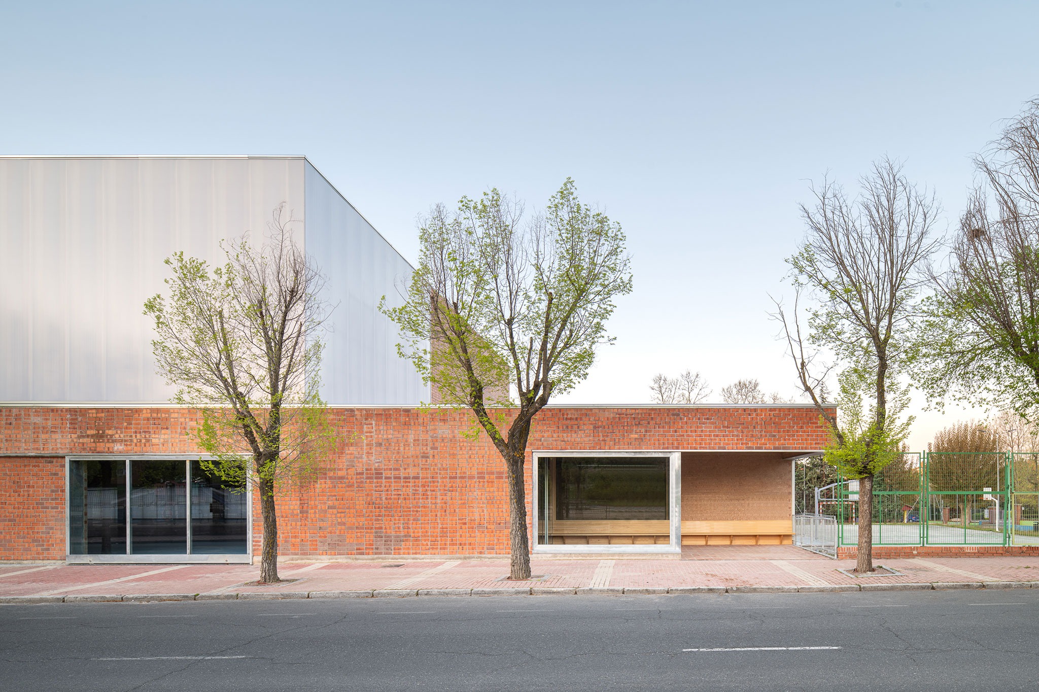 "Carlos Soria" Sports Hall by ABLM arquitectos. Photography by Gabriel Gallegos. "Carlos Soria" Sports Hall by ABLM arquitectos. Photography by Gabriel Gallegos.