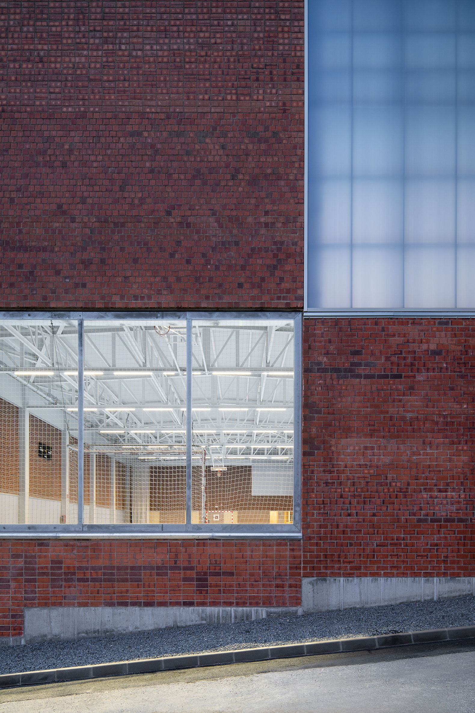 "Carlos Soria" Sports Hall by ABLM arquitectos. Photography by Gabriel Gallegos. "Carlos Soria" Sports Hall by ABLM arquitectos. Photography by Gabriel Gallegos.