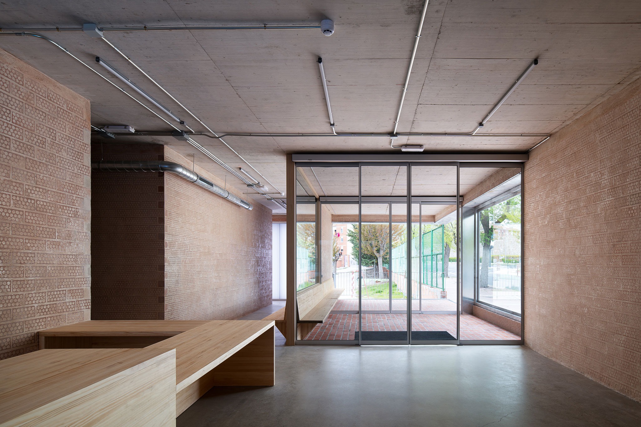 "Carlos Soria" Sports Hall by ABLM arquitectos. Photography by Gabriel Gallegos. "Carlos Soria" Sports Hall by ABLM arquitectos. Photography by Gabriel Gallegos.