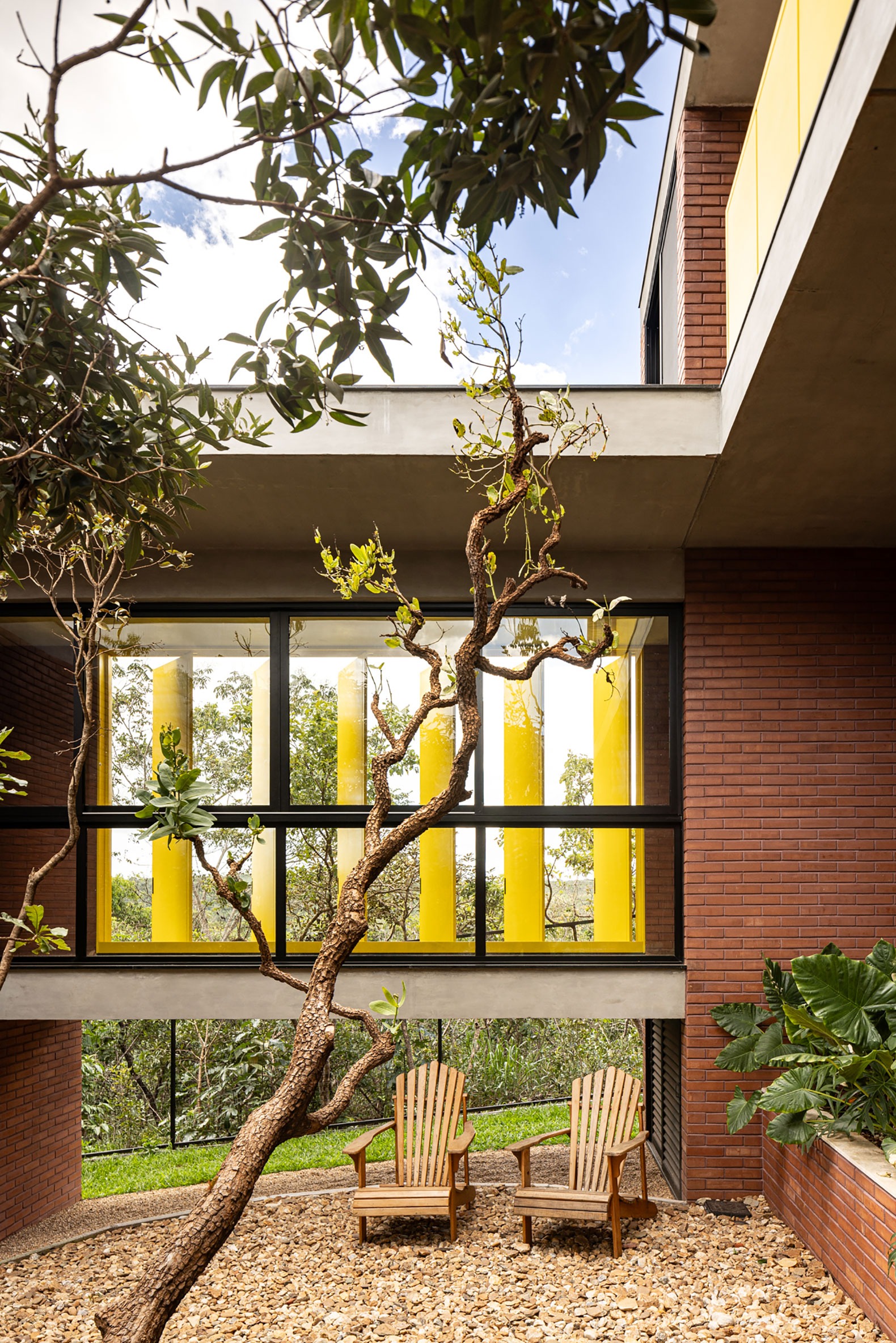 7 Trees House by Hersen Mendes. Photograph by Joana França.