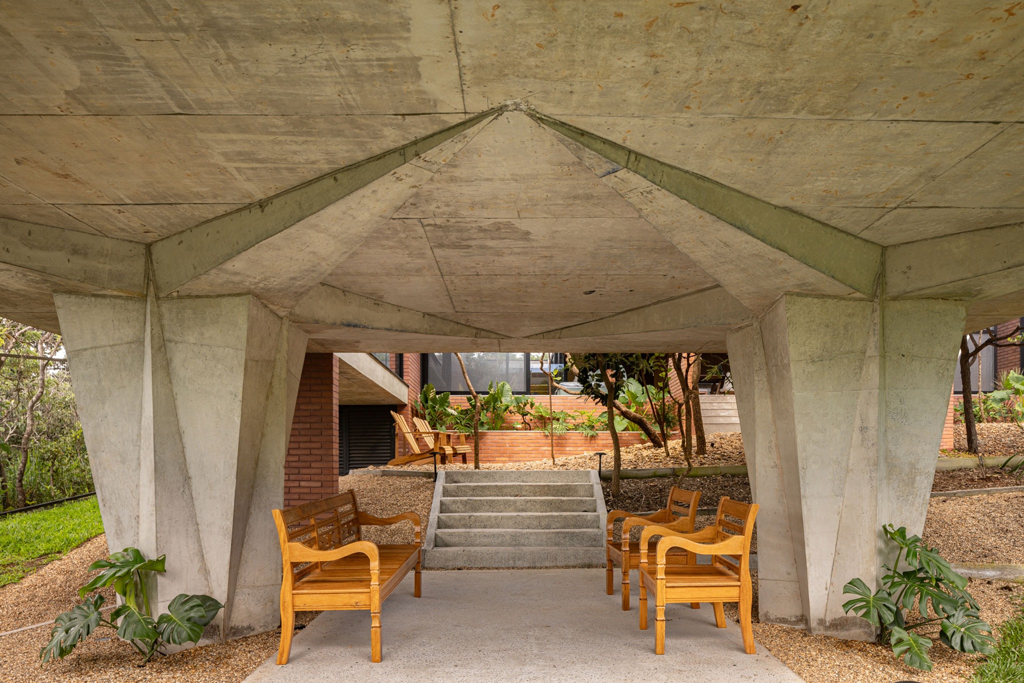 7 Trees House by Hersen Mendes. Photograph by Joana França.