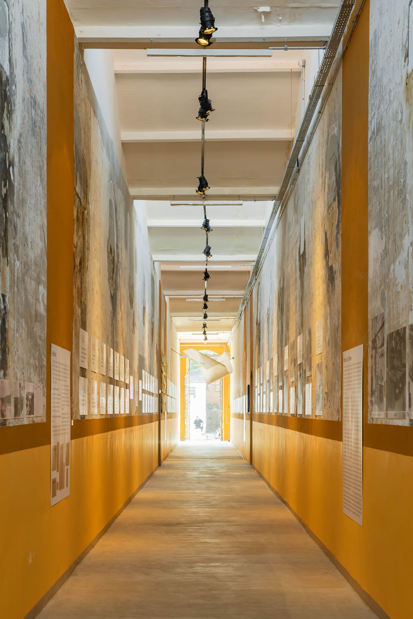 View of the exhibition hallway between the Buildings M and A. Fábrica de Arte Marcos Amaro (FAMA) by KAAN. Photograph by Sebastian van Damme. View of the exhibition hallway between the Buildings M and A. Fábrica de Arte Marcos Amaro (FAMA) by KAAN. Photograph by Sebastian van Damme.