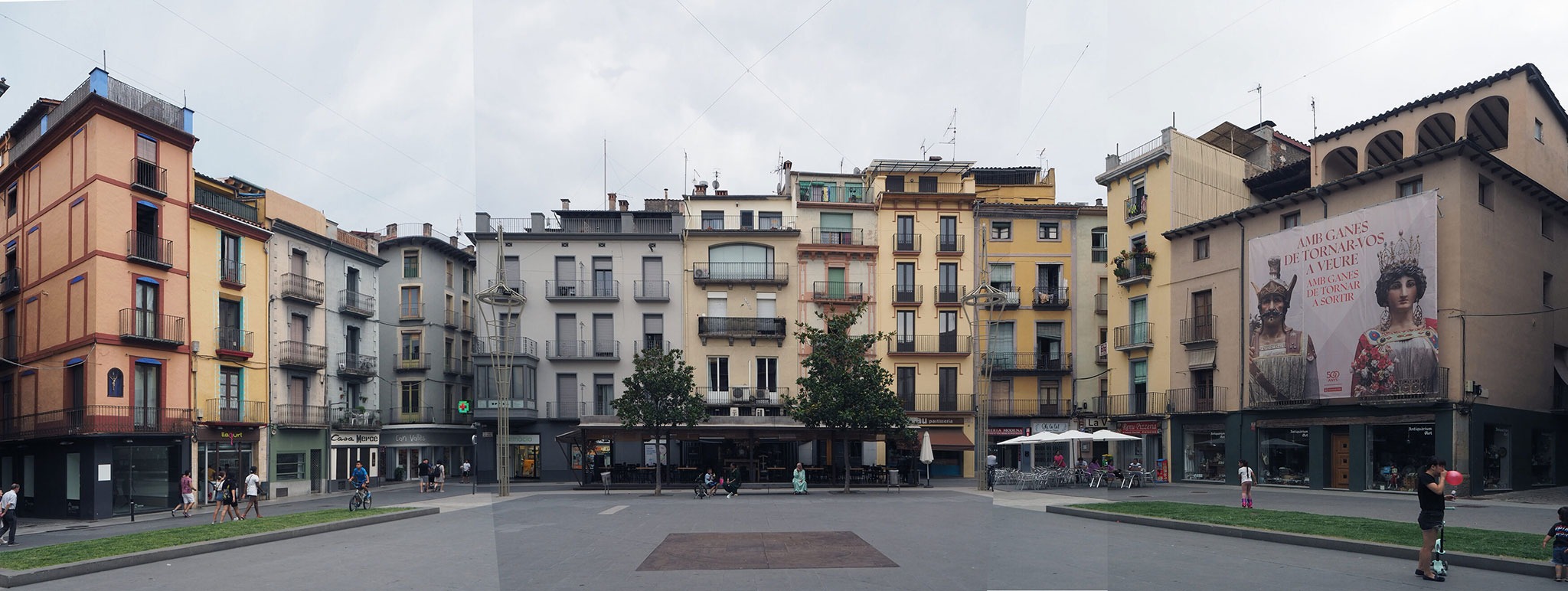 Olot's main square by unparelld'arquitectes. Photograph by José Hevia, Roger Serrat-Calvó Olot's main square by unparelld'arquitectes. Photograph by José Hevia, Roger Serrat-Calvó