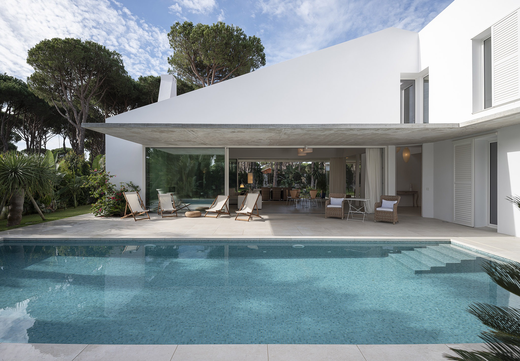 Vivienda unifamiliar en Roche por DL+A Arquitectos. Fotografía por Fernando Alda. Vivienda unifamiliar en Roche por DL+A Arquitectos. Fotografía por Fernando Alda.