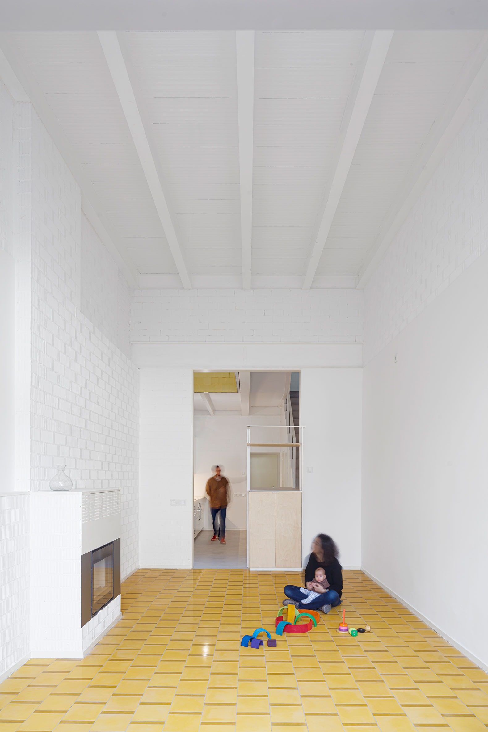 Mireia and Toni's House (and Joan and Laia) by vora + Toni Riba. Photograph by Adrià Goula. Mireia and Toni's House (and Joan and Laia) by vora + Toni Riba. Photograph by Adrià Goula.