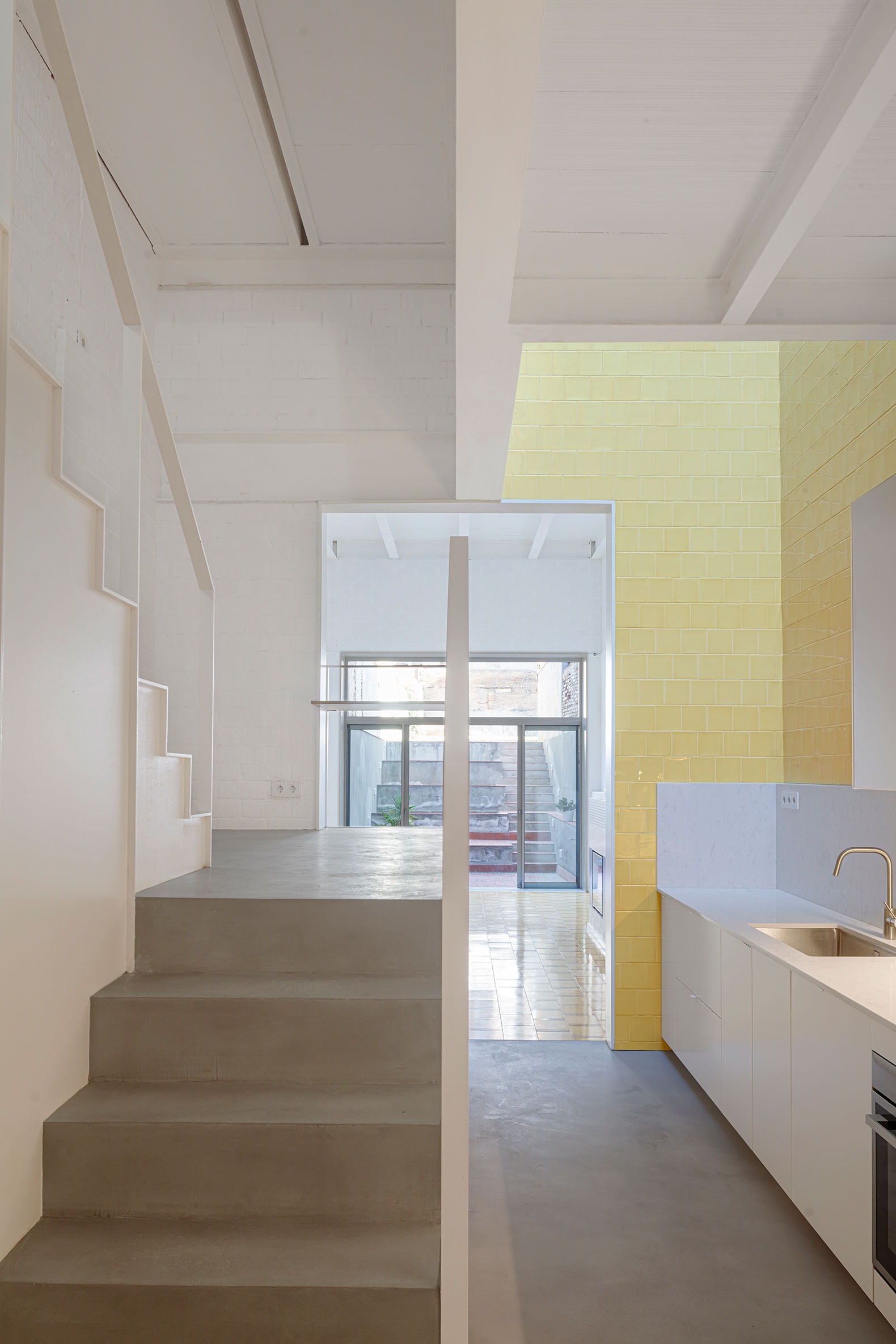Mireia and Toni's House (and Joan and Laia) by vora + Toni Riba. Photograph by Adrià Goula. Mireia and Toni's House (and Joan and Laia) by vora + Toni Riba. Photograph by Adrià Goula.