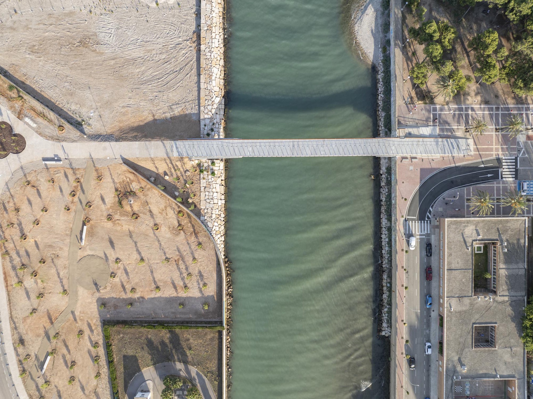 A line over the Cervol in Vinaròs by SBP Ingenieros + Burgos & Garrido Arquitectos. Photograph by Roland Halbe.