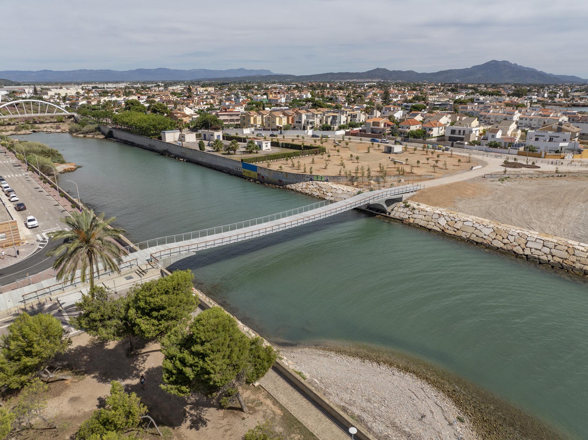 A line over the Cervol in Vinaròs by SBP Ingenieros + Burgos & Garrido Arquitectos. Photograph by Roland Halbe.