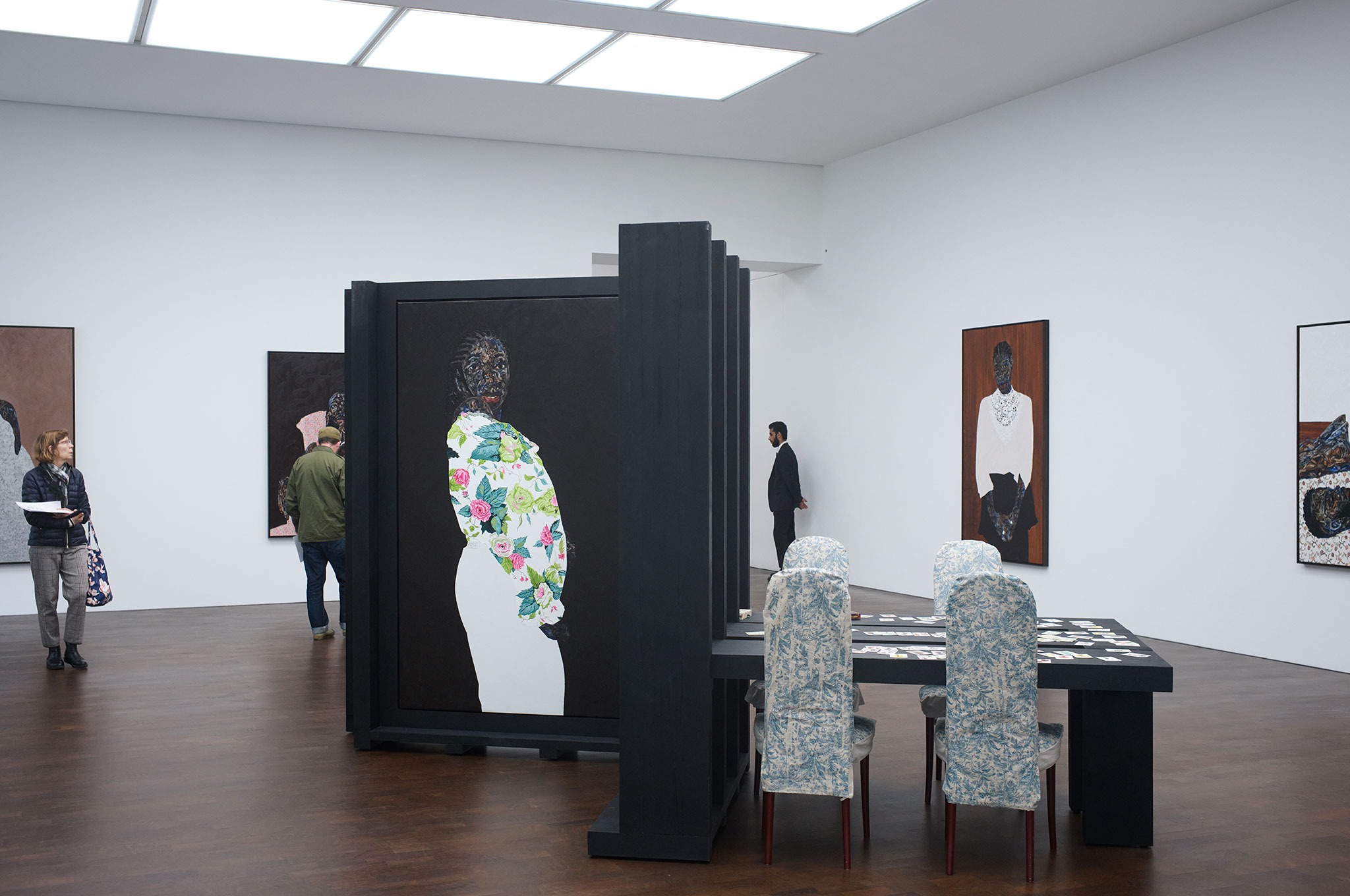 «I Do Not Come to You By Chance» por DeRoche Projects. Fotografía por Julien Lanoo