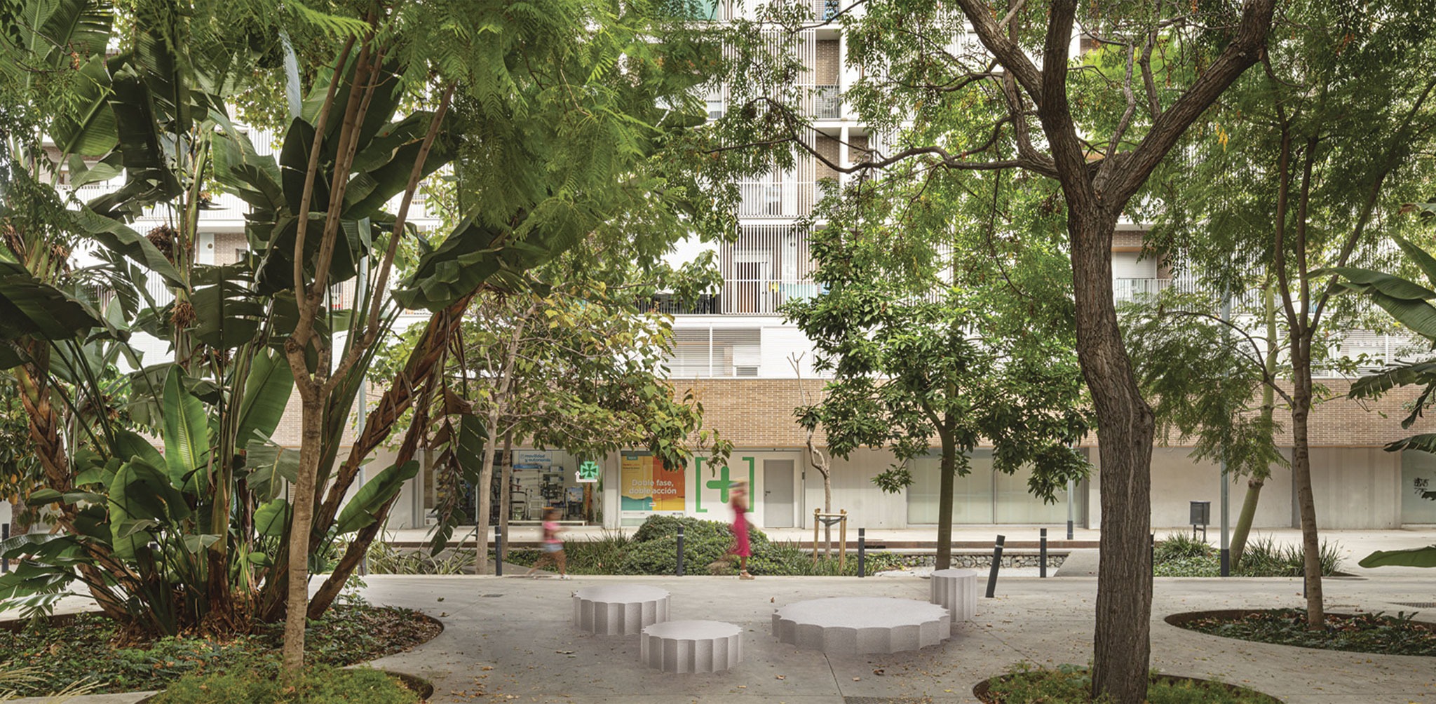 «Temple», familia de elementos urbanos por vora + Toni Riba. Fotografía por Adrià Goula. Fotomontaje por Lill Volmer, Tana Sebova. «Temple», familia de elementos urbanos por vora + Toni Riba. Fotografía por Adrià Goula. Fotomontaje por Lill Volmer, Tana Sebova.