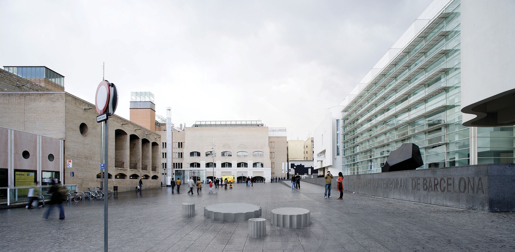 «Temple», familia de elementos urbanos por vora + Toni Riba. Fotografía por Adrià Goula. Fotomontaje por Lill Volmer, Tana Sebova. «Temple», familia de elementos urbanos por vora + Toni Riba. Fotografía por Adrià Goula. Fotomontaje por Lill Volmer, Tana Sebova.