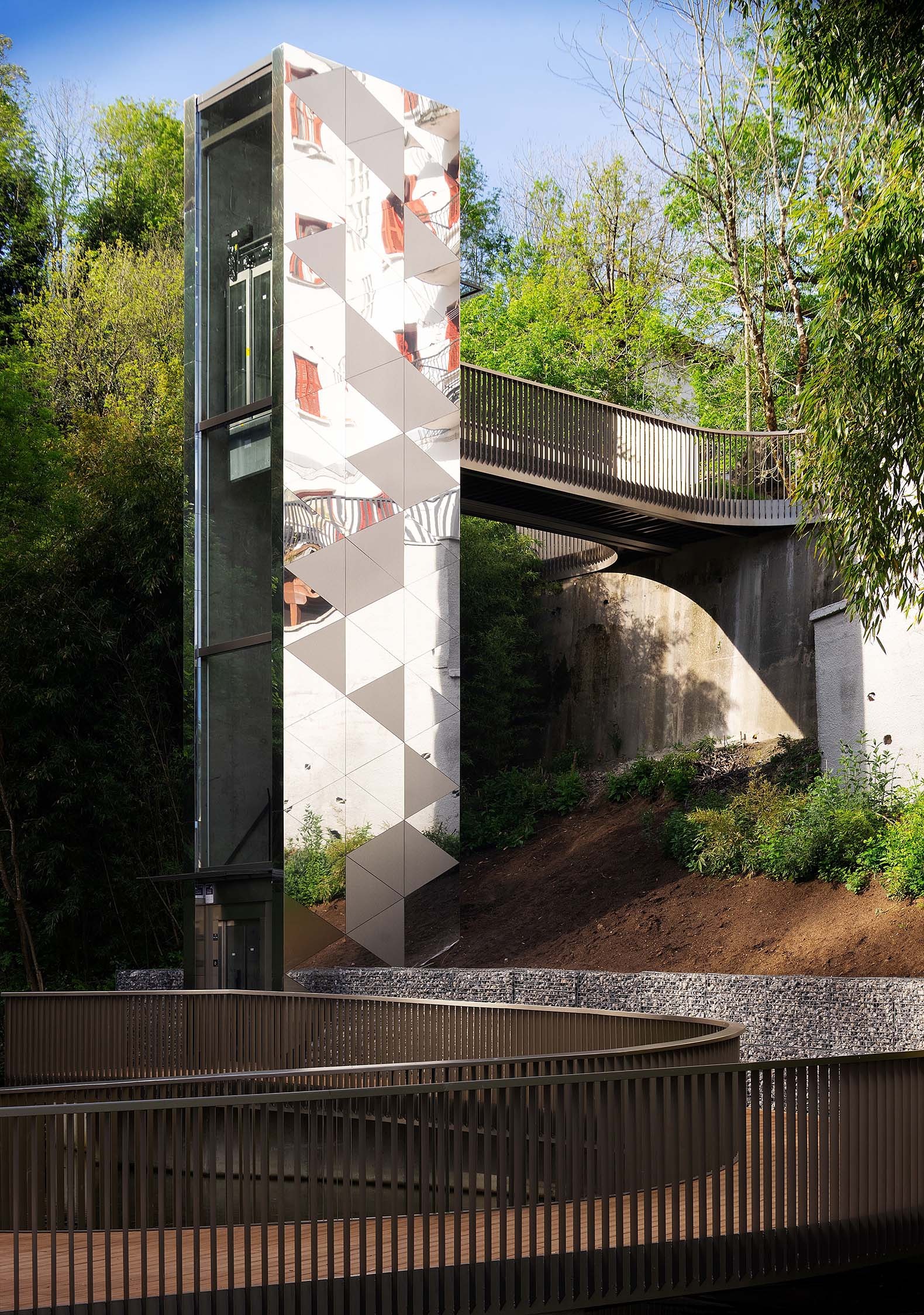 Ascensor sobre un arroyo por Barru Arkitektura. Fotografía por Jorge Allende  