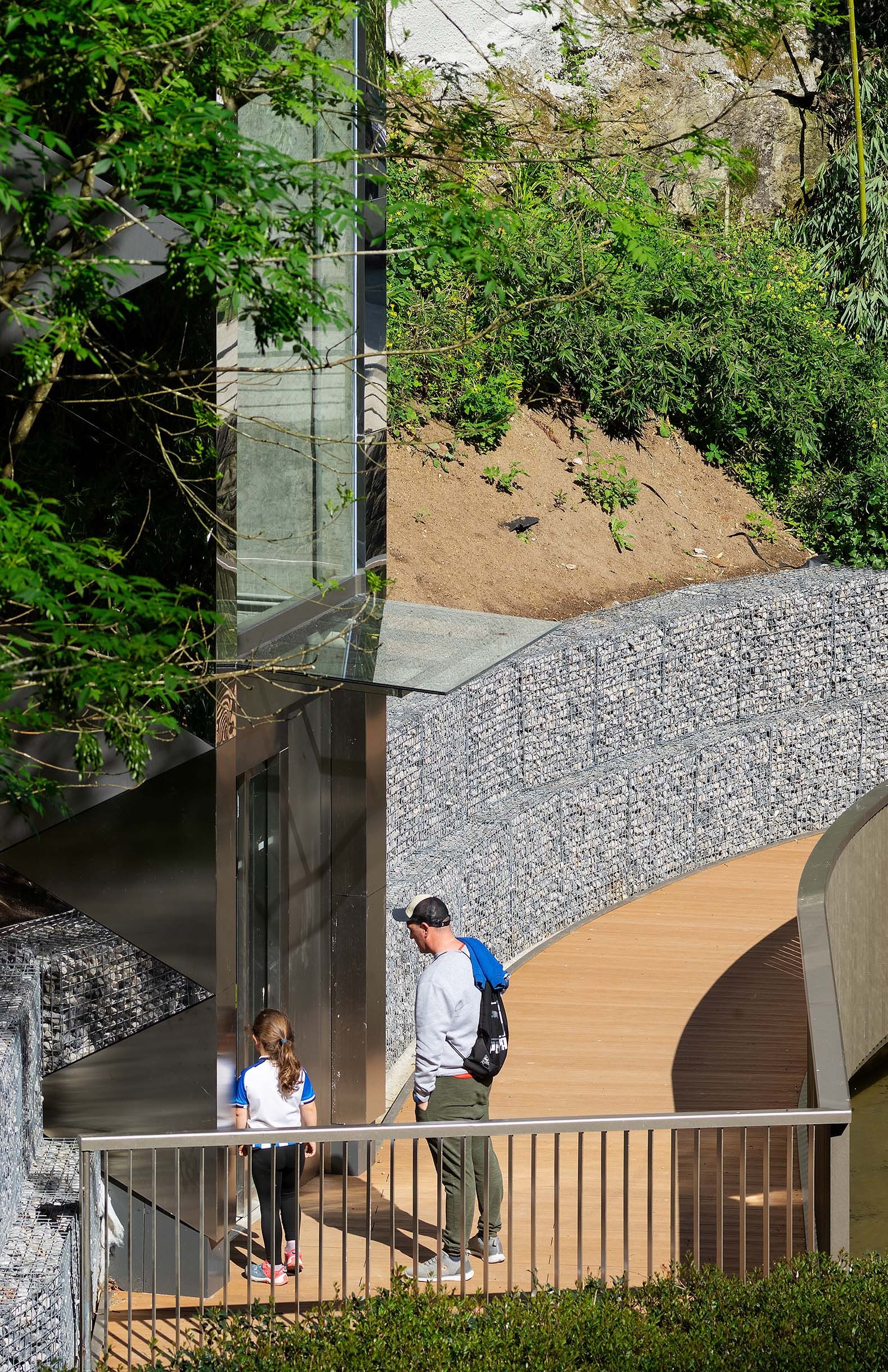 Ascensor sobre un arroyo por Barru Arkitektura. Fotografía por Jorge Allende  