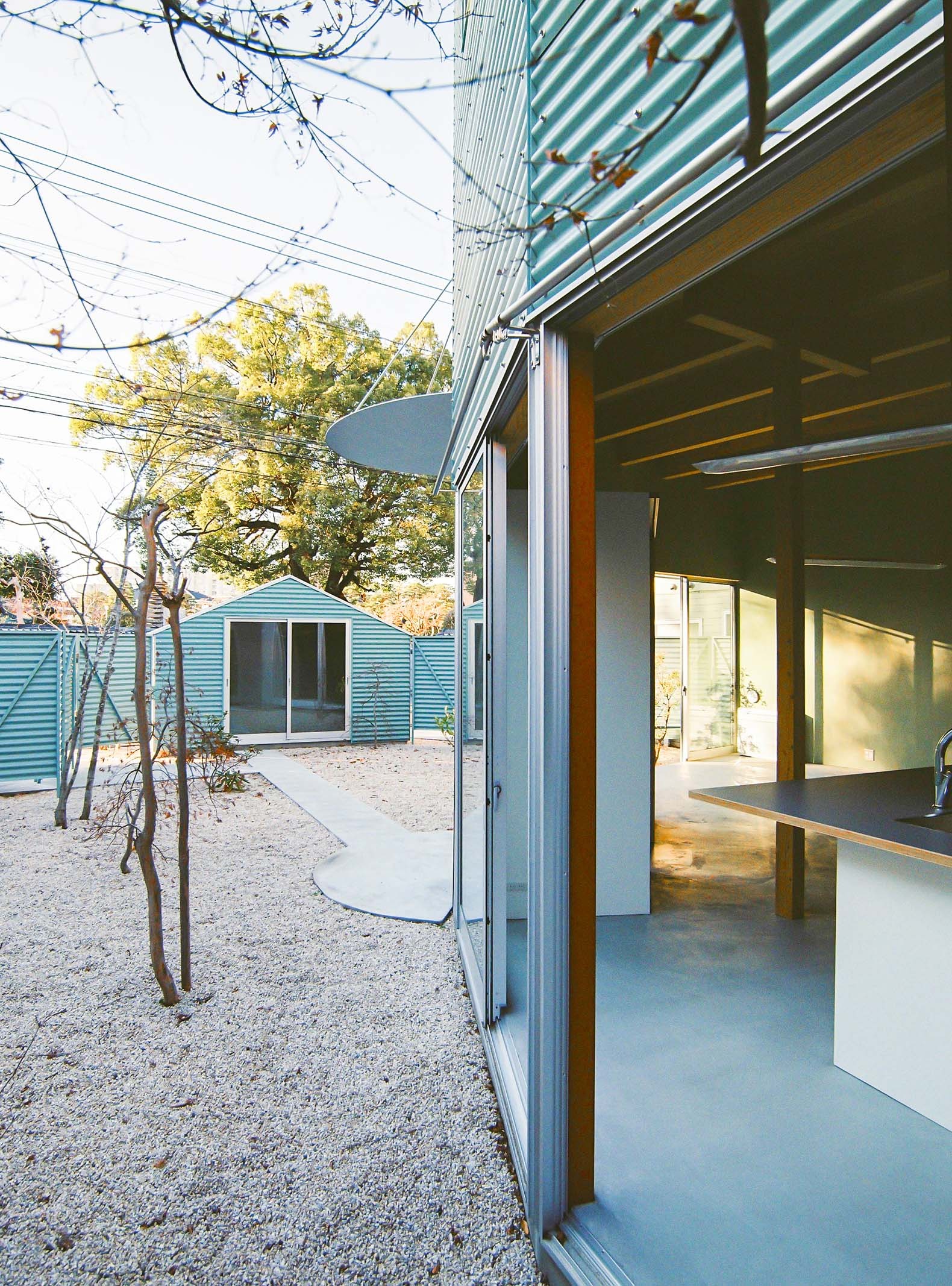 Casa junto al templo por Kuma&Elsa. Fotografía por Shohei Kuma. Casa junto al templo por Kuma&Elsa. Fotografía por Shohei Kuma.