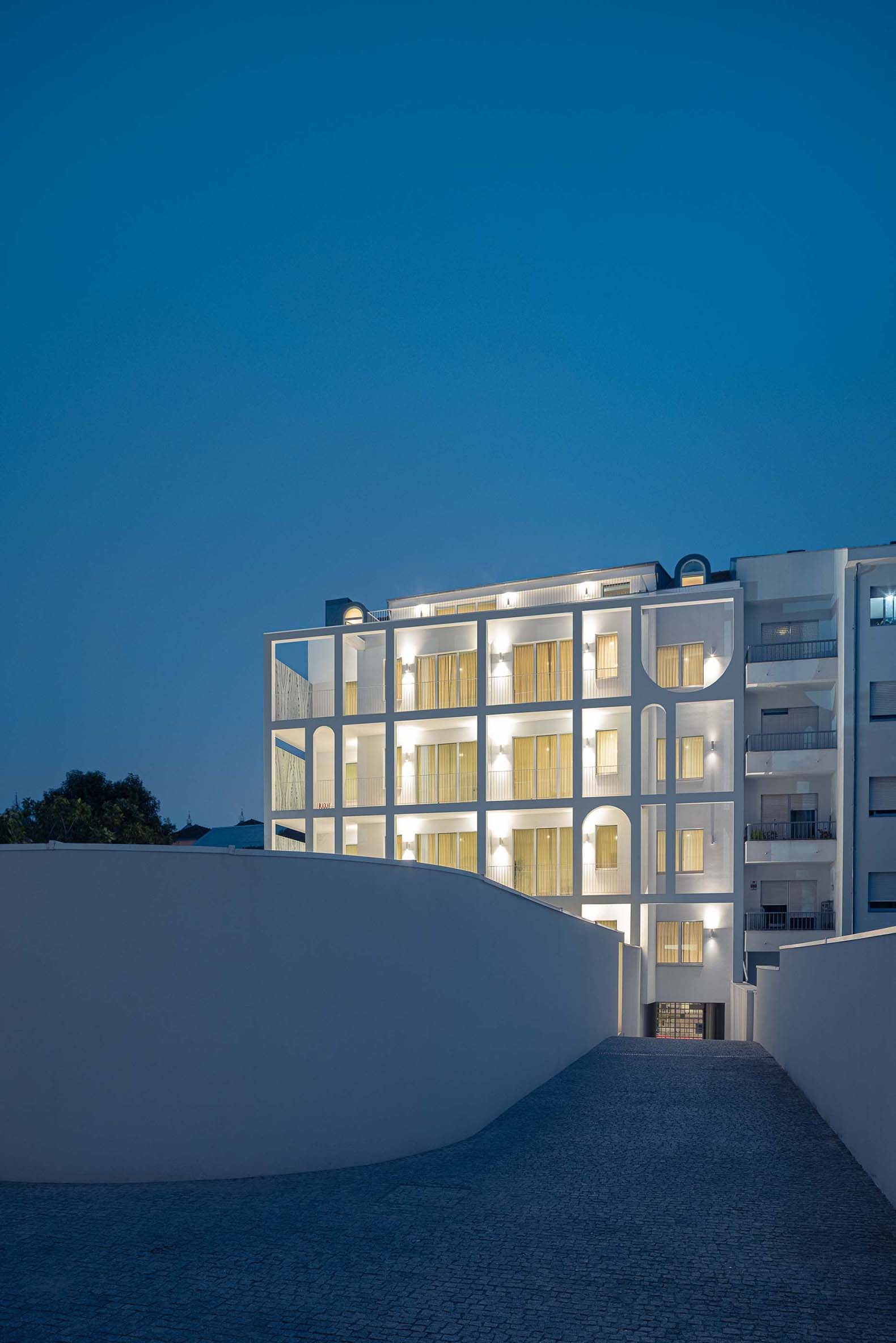 Apartamentos Vila Catarina por Masslab. Fotografía por Ivo Tavares Studio. Apartamentos Vila Catarina por Masslab. Fotografía por Ivo Tavares Studio.