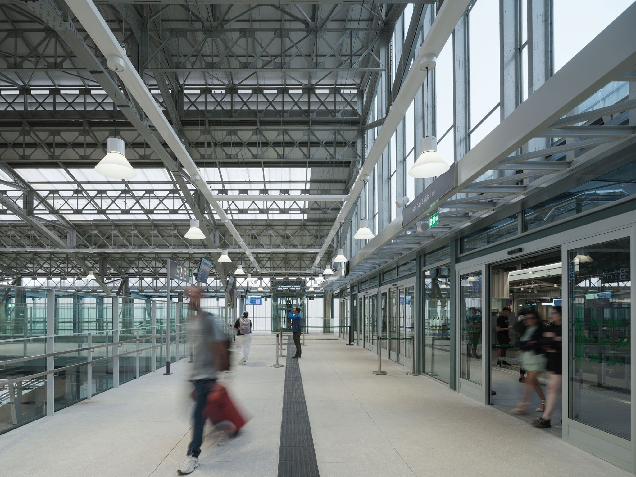 Train station and pedestrian walkway by estudioHerreros. Photography by Luis Díaz Díaz