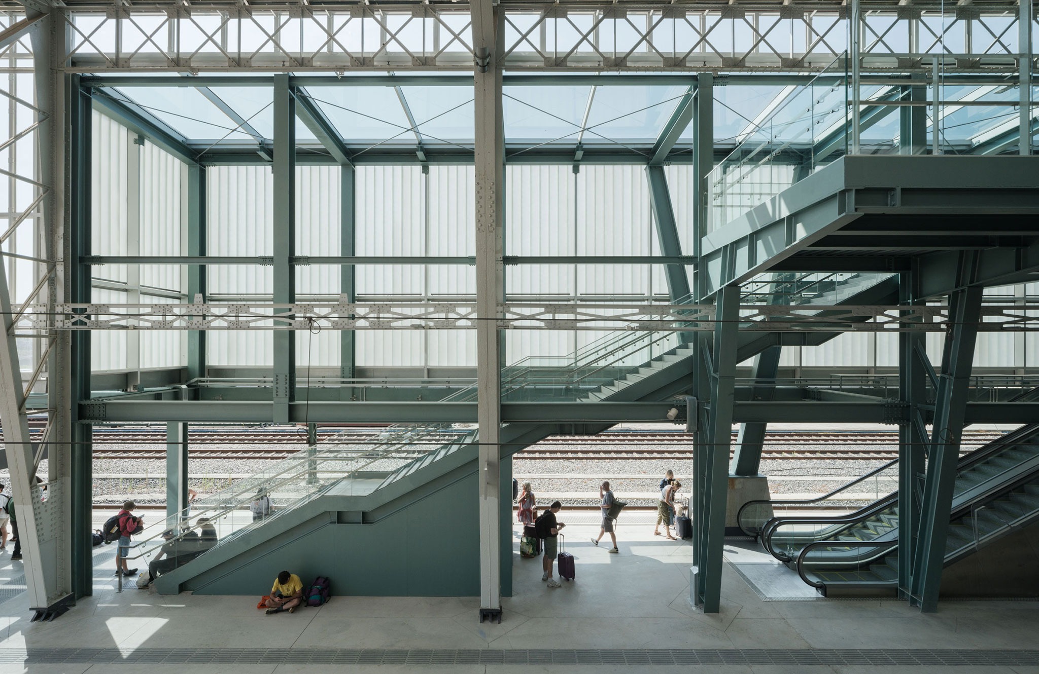 Train station and pedestrian walkway by estudioHerreros. Photography by Luis Díaz Díaz
