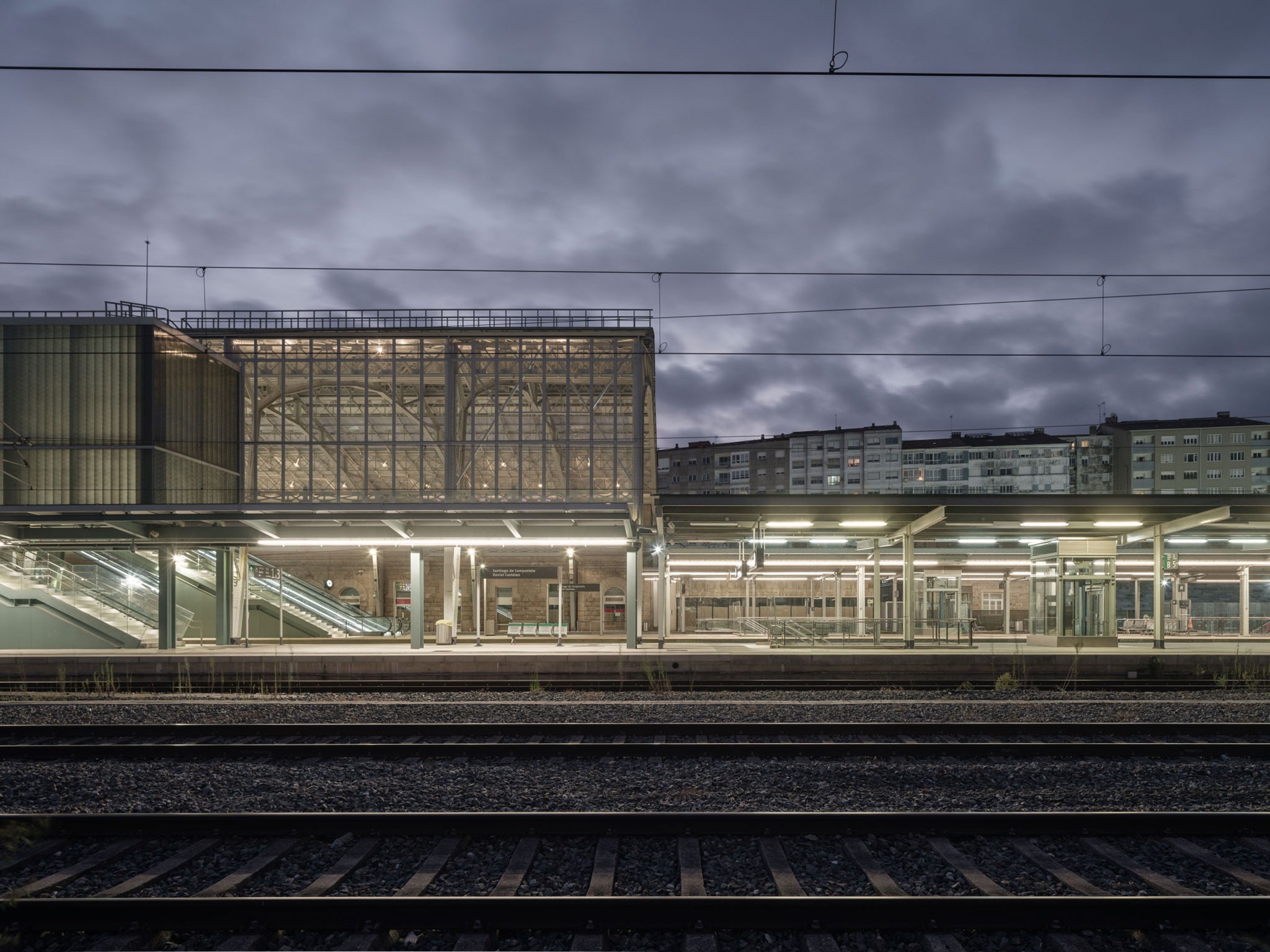 Train station and pedestrian walkway by estudioHerreros. Photography by Luis Díaz Díaz