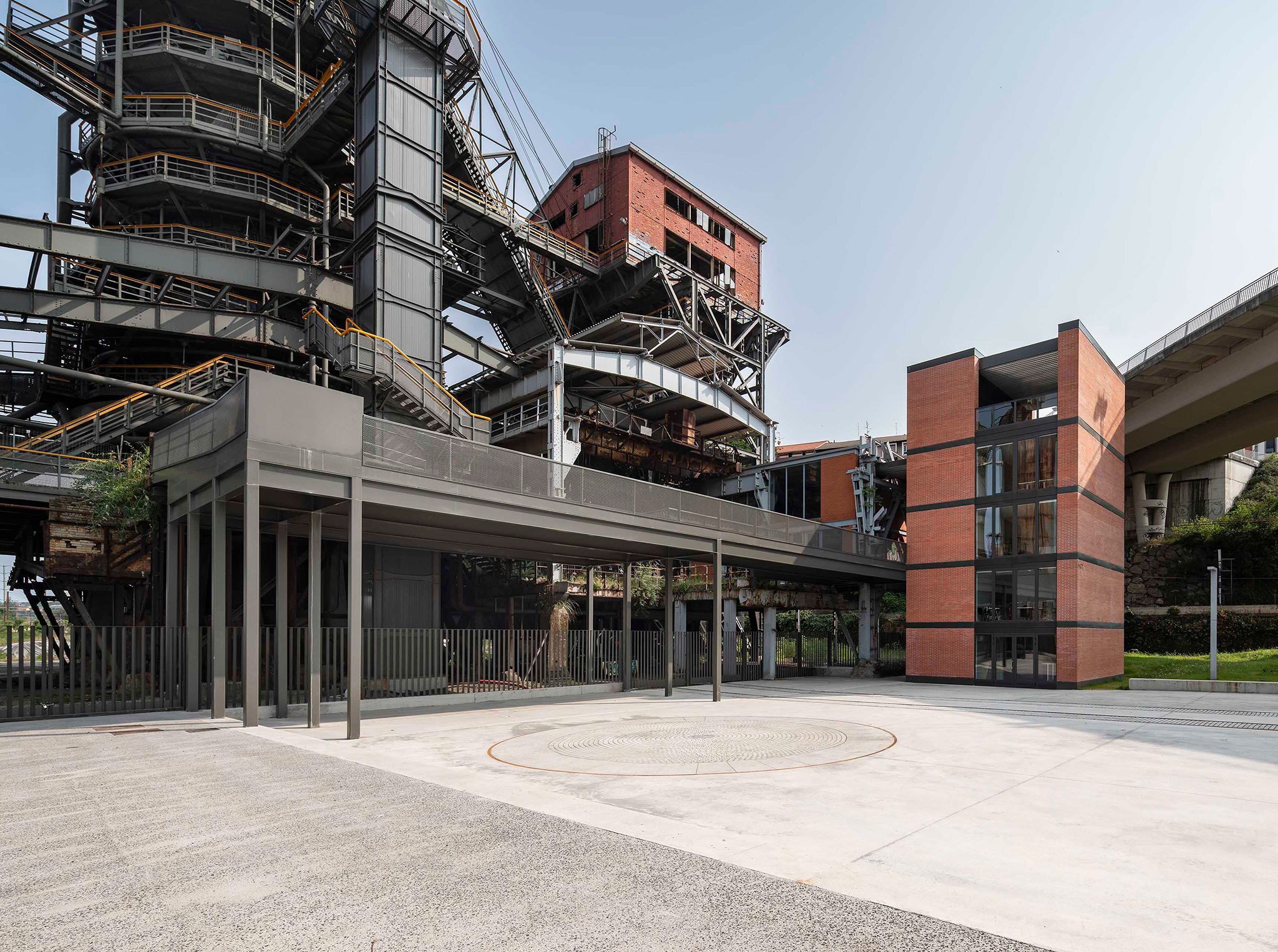 Access and Urbanization at the Sestao B.I.C. Blast Furnace No. 1 by Garitano Arquitectura. Photograph by Jose Manuel Cutillas. Access and Urbanization at the Sestao B.I.C. Blast Furnace No. 1 by Garitano Arquitectura. Photograph by Jose Manuel Cutillas.