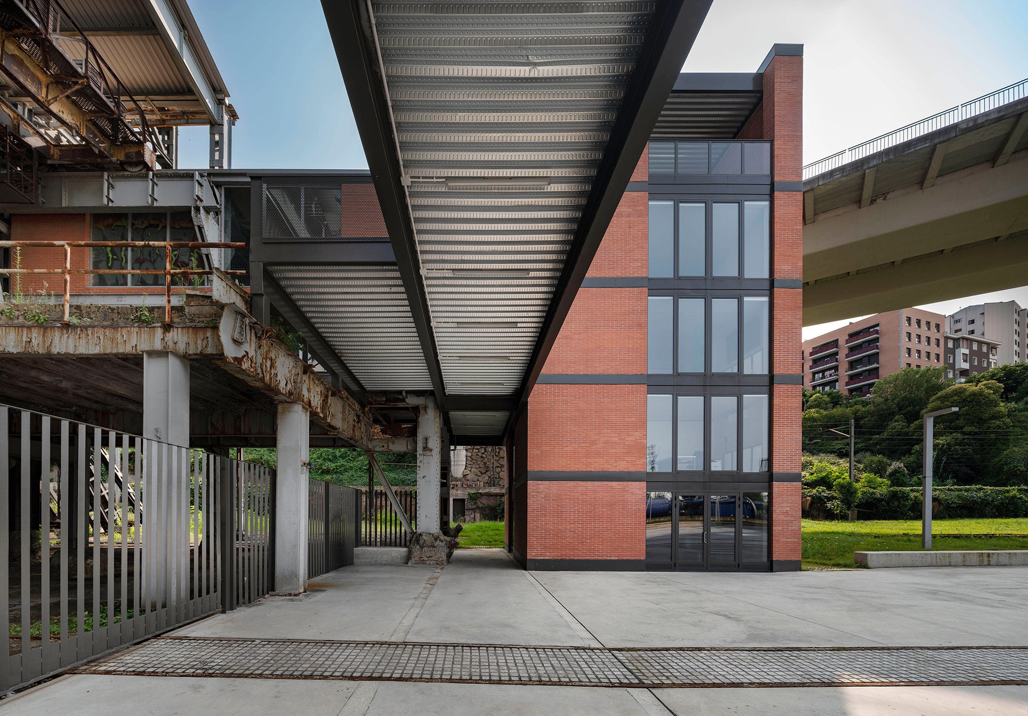 Access and Urbanization at the Sestao B.I.C. Blast Furnace No. 1 by Garitano Arquitectura. Photograph by Jose Manuel Cutillas. Access and Urbanization at the Sestao B.I.C. Blast Furnace No. 1 by Garitano Arquitectura. Photograph by Jose Manuel Cutillas.