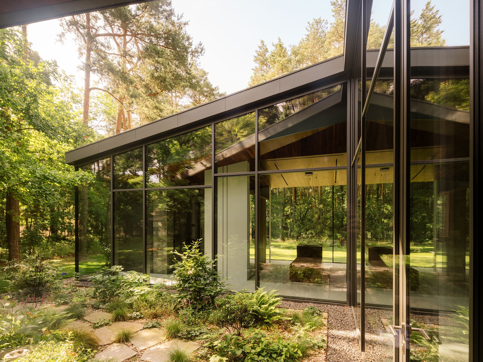 A refuge among the trees. The Travelers' House by Wojciech Kotecki