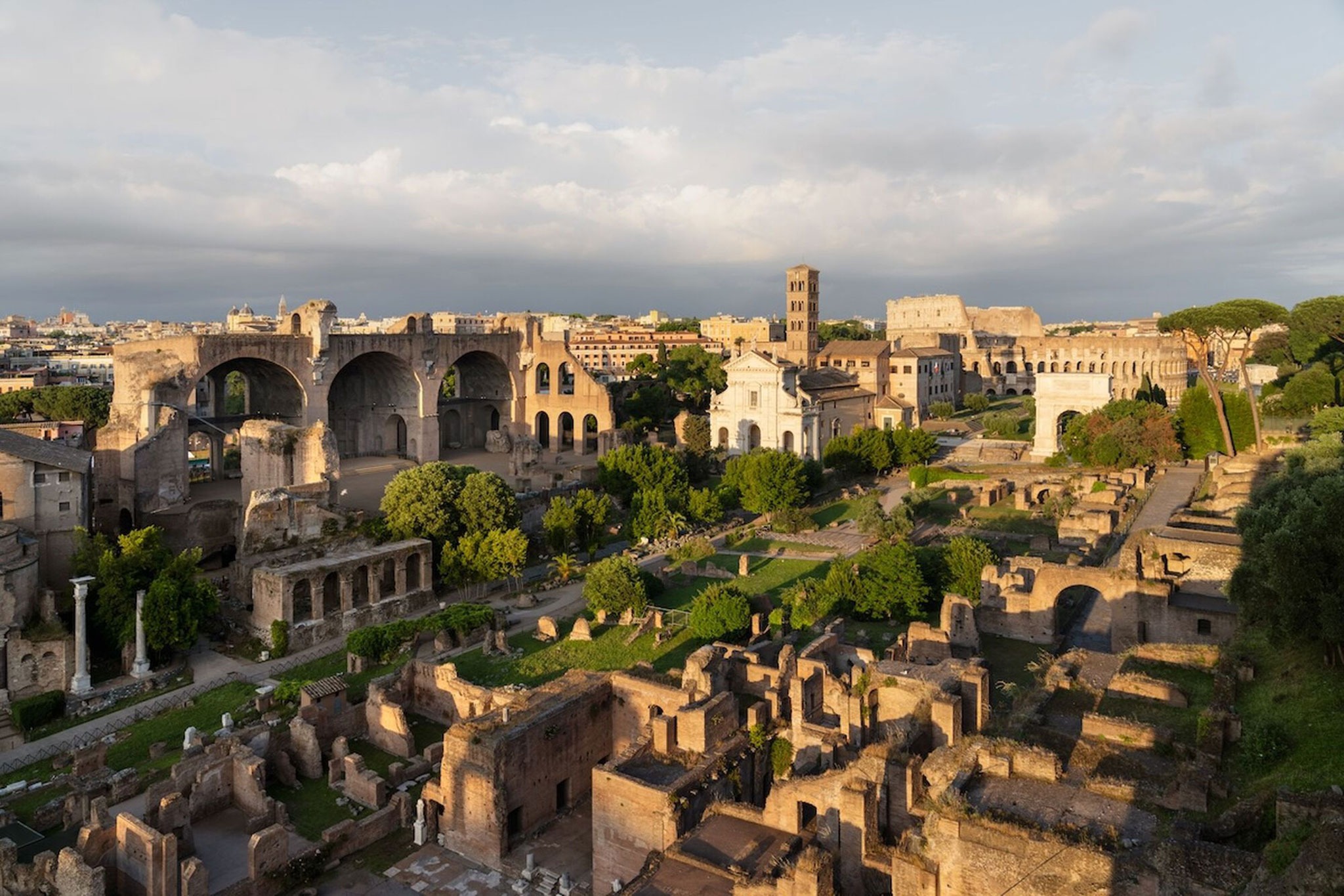 Escenografía y exposición de la Basílica de Majencio por Alvisi Kirimoto + Asociados. Fotografía por Marco Cappelletti Studio. Escenografía y exposición de la Basílica de Majencio por Alvisi Kirimoto + Asociados. Fotografía por Marco Cappelletti Studio.