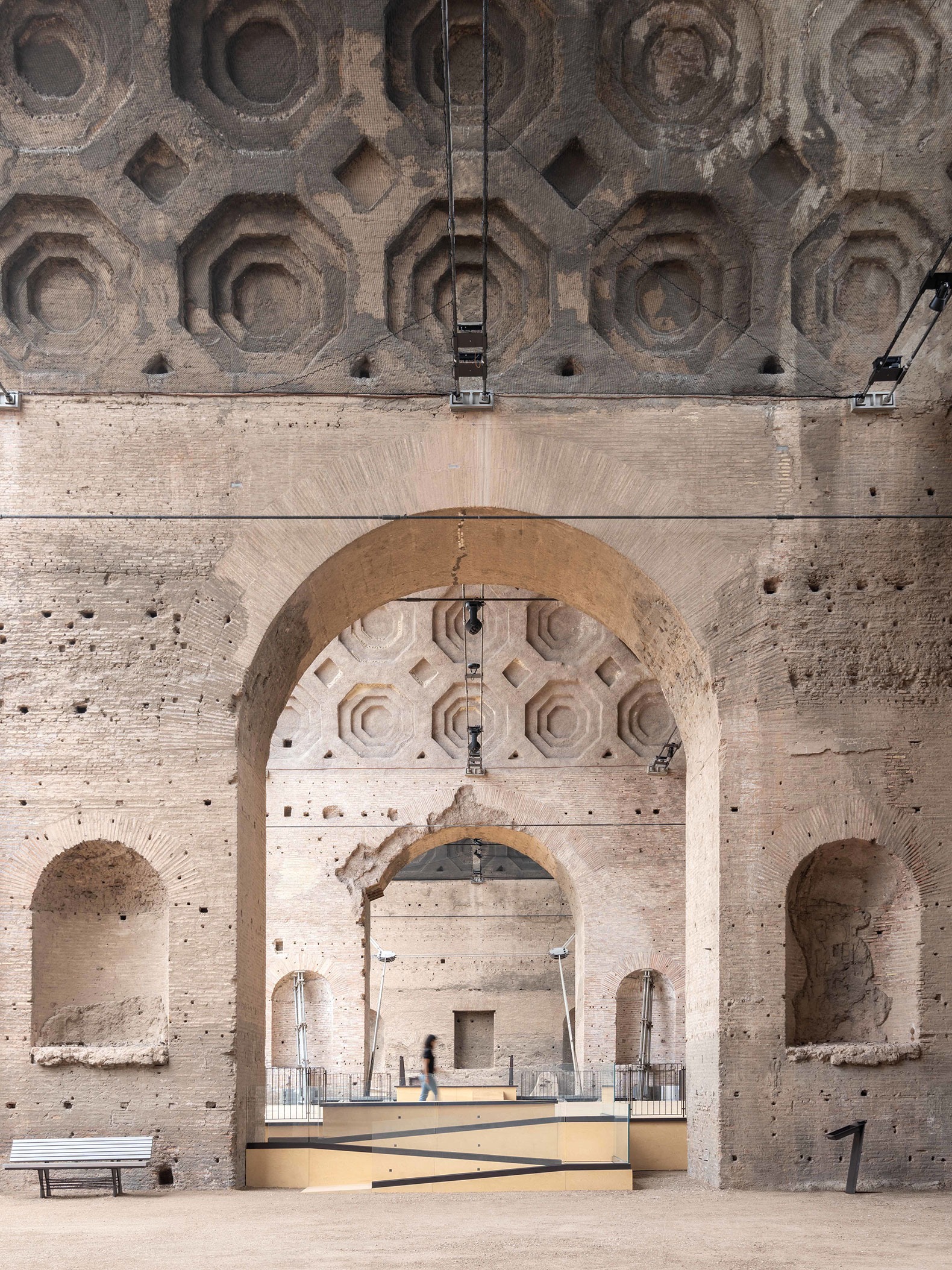 Escenografía y exposición de la Basílica de Majencio por Alvisi Kirimoto + Asociados. Fotografía por Marco Cappelletti Studio. Escenografía y exposición de la Basílica de Majencio por Alvisi Kirimoto + Asociados. Fotografía por Marco Cappelletti Studio.