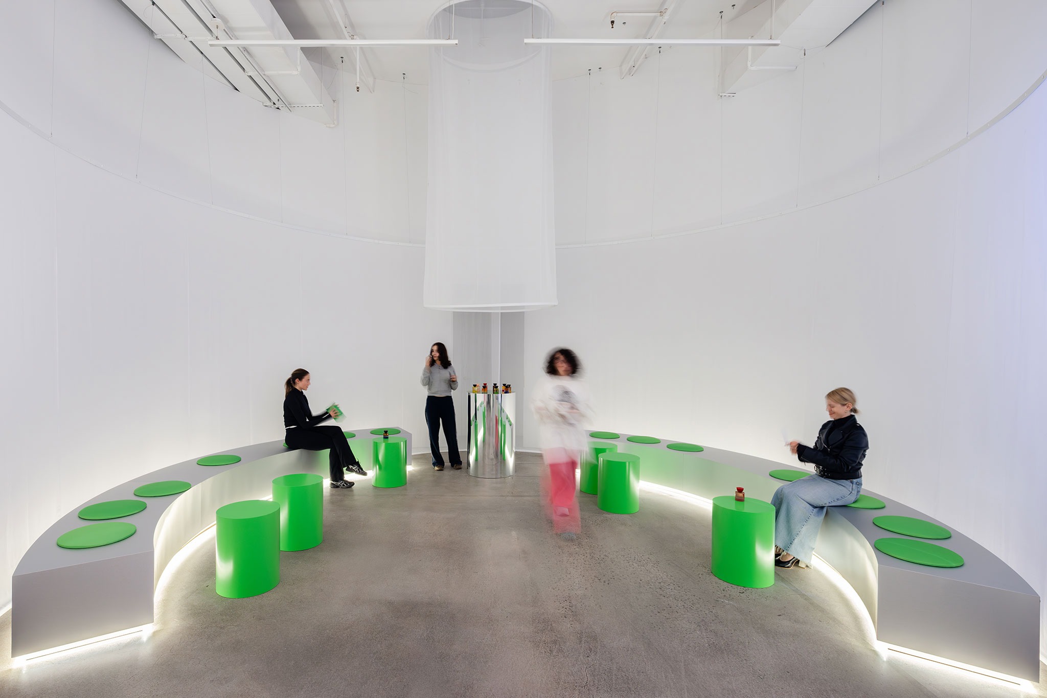 Vyrao Mercer por AMO. Fotografía por Bridgit Beyer. Vyrao Mercer por AMO. Fotografía por Bridgit Beyer.