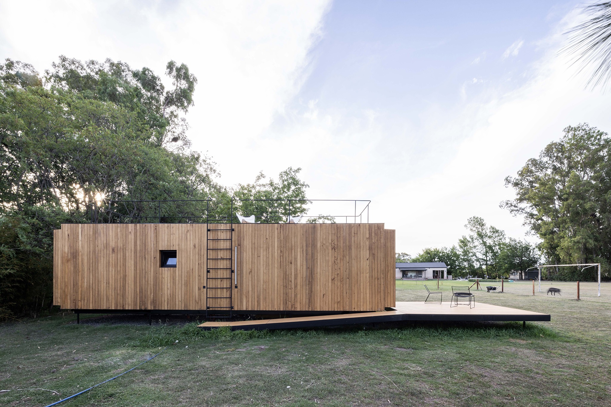 Casa mínima en La Plata por Estudio Borrachia. Fotografía por Luis Barandiaran.