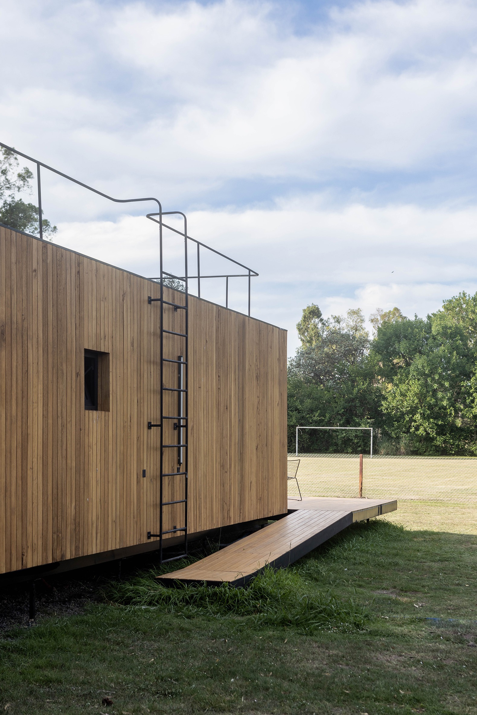 Casa mínima en La Plata por Estudio Borrachia. Fotografía por Luis Barandiaran.