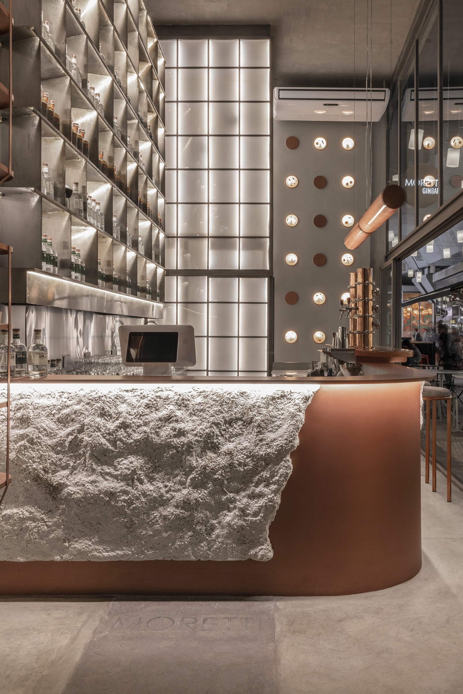 Moretti Gin Bar by Grizzo Studio + Rocío Martínez Serra. Photograph by Federico Kulekdjian. Moretti Gin Bar by Grizzo Studio + Rocío Martínez Serra. Photograph by Federico Kulekdjian.