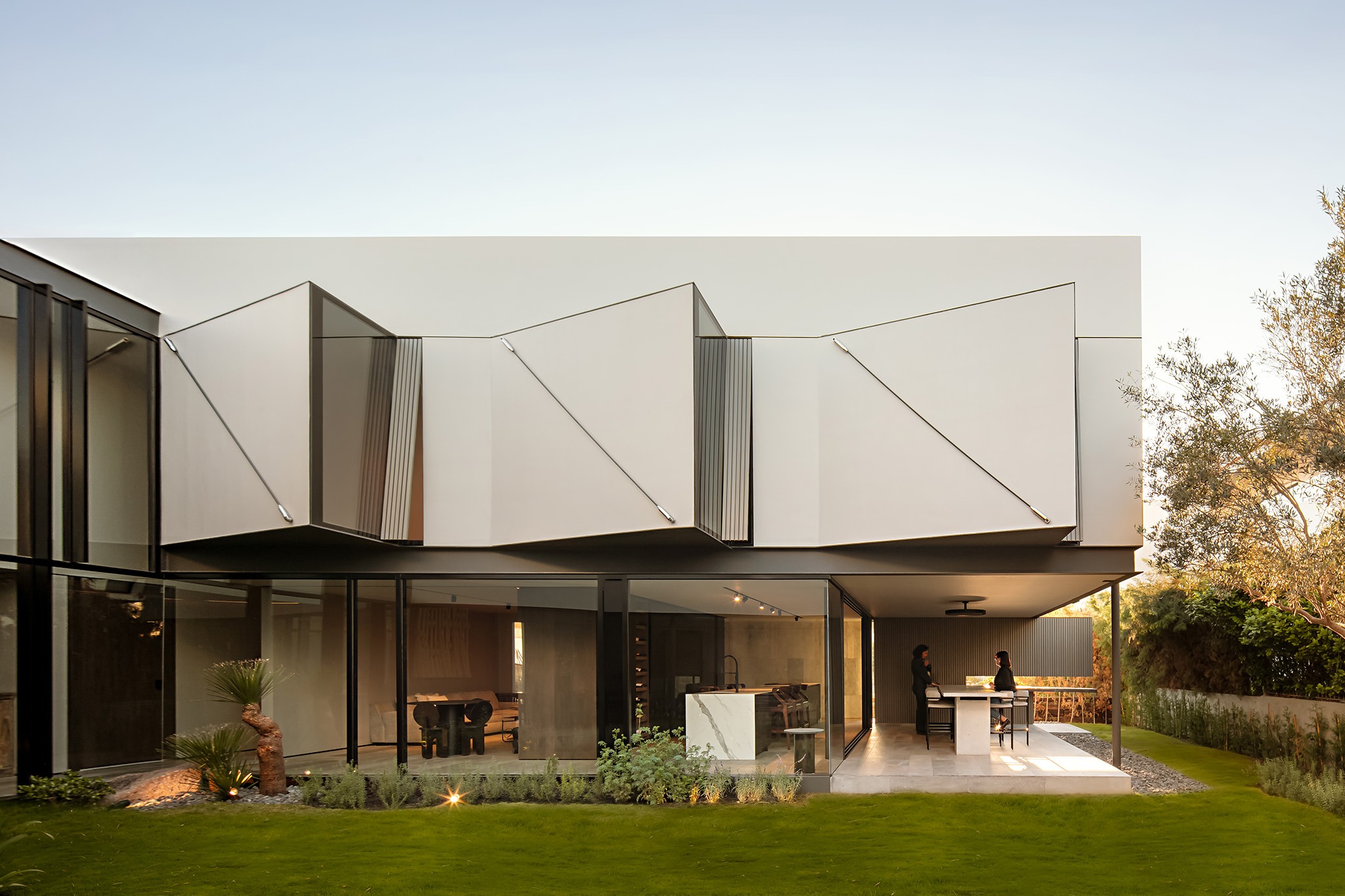 Integration and materiality. Casa Río by LABarq | METALOCUS